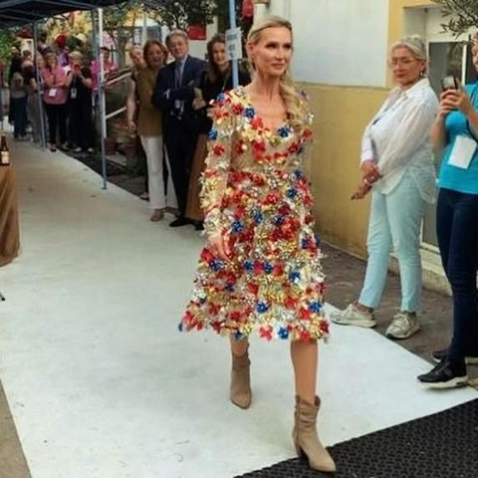 Ex-Lottofee Karin Klippl im frühlingshaften Kleidchen 