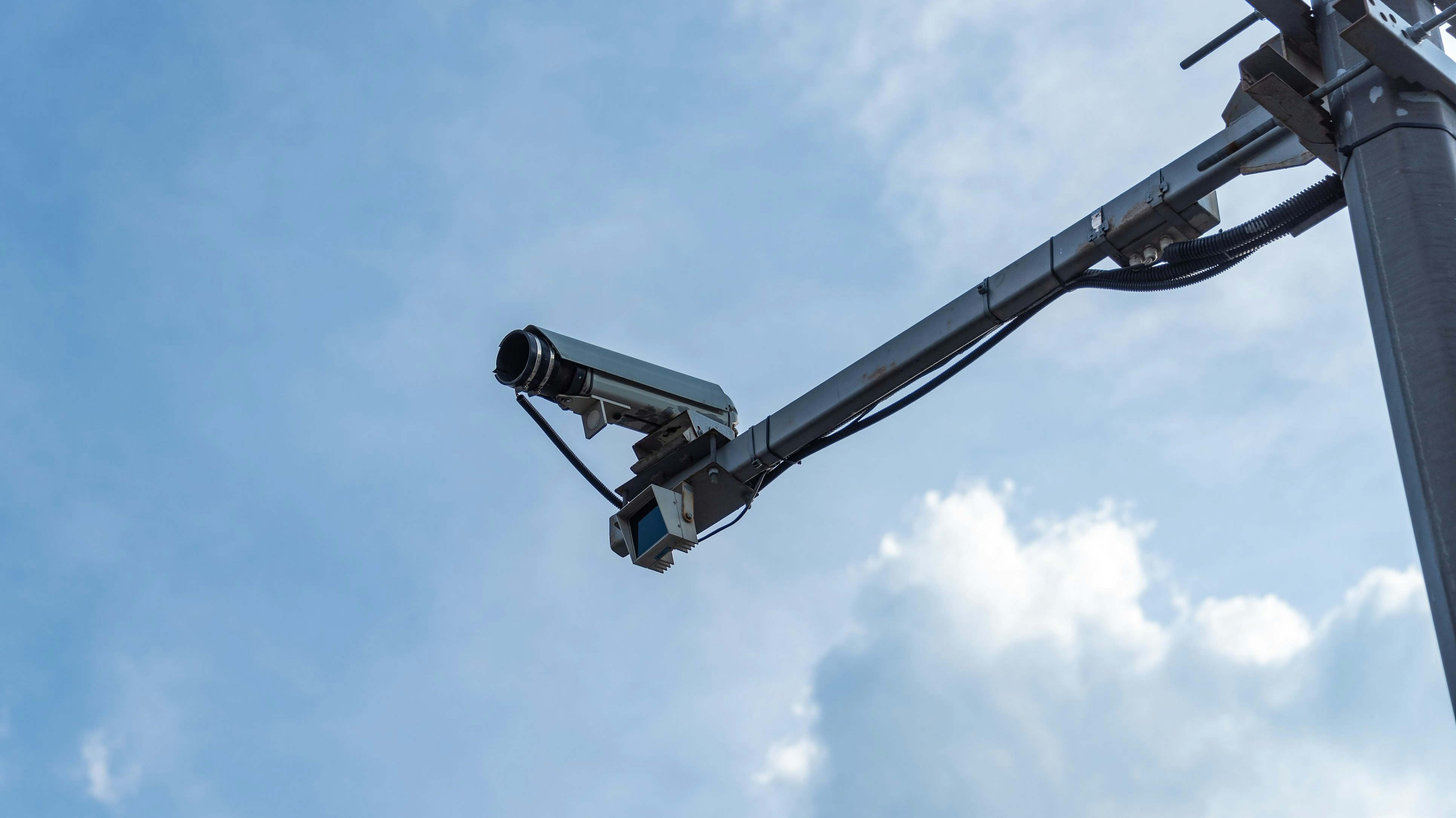 Die moderne Technologie ertappt nicht nur Raser, sondern deckt auch ein anderes Vergehen auf. (Symbolbild)