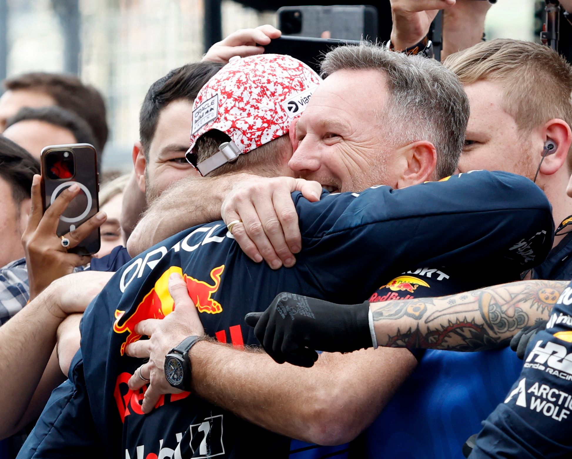 Heile Red-Bull-Welt: Max Verstappen herzt Teamchef Christian Horner.