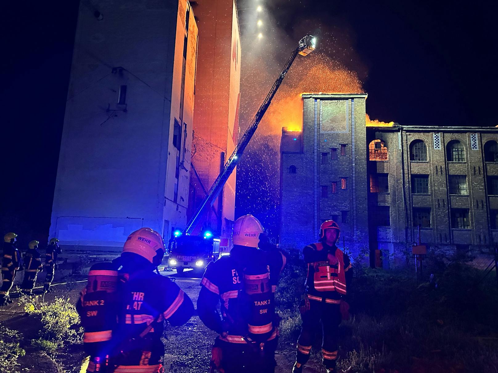 Großeinsatz bei der Hammerbrotfabrik in Schwechat (NÖ) bei Wien