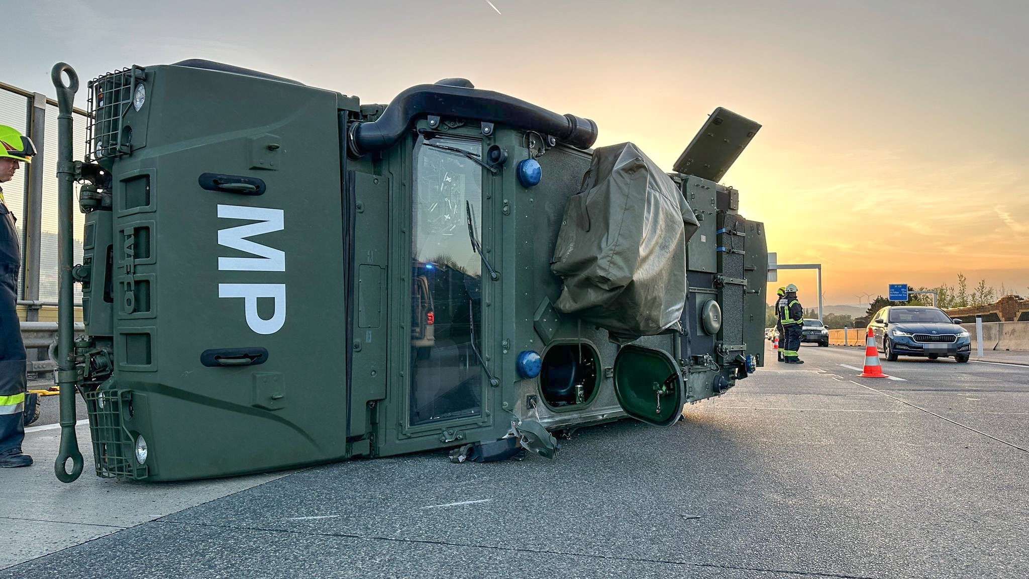 Nach dem Crash blieb das Fahrzeug der Militärpolizei seitlich liegen.