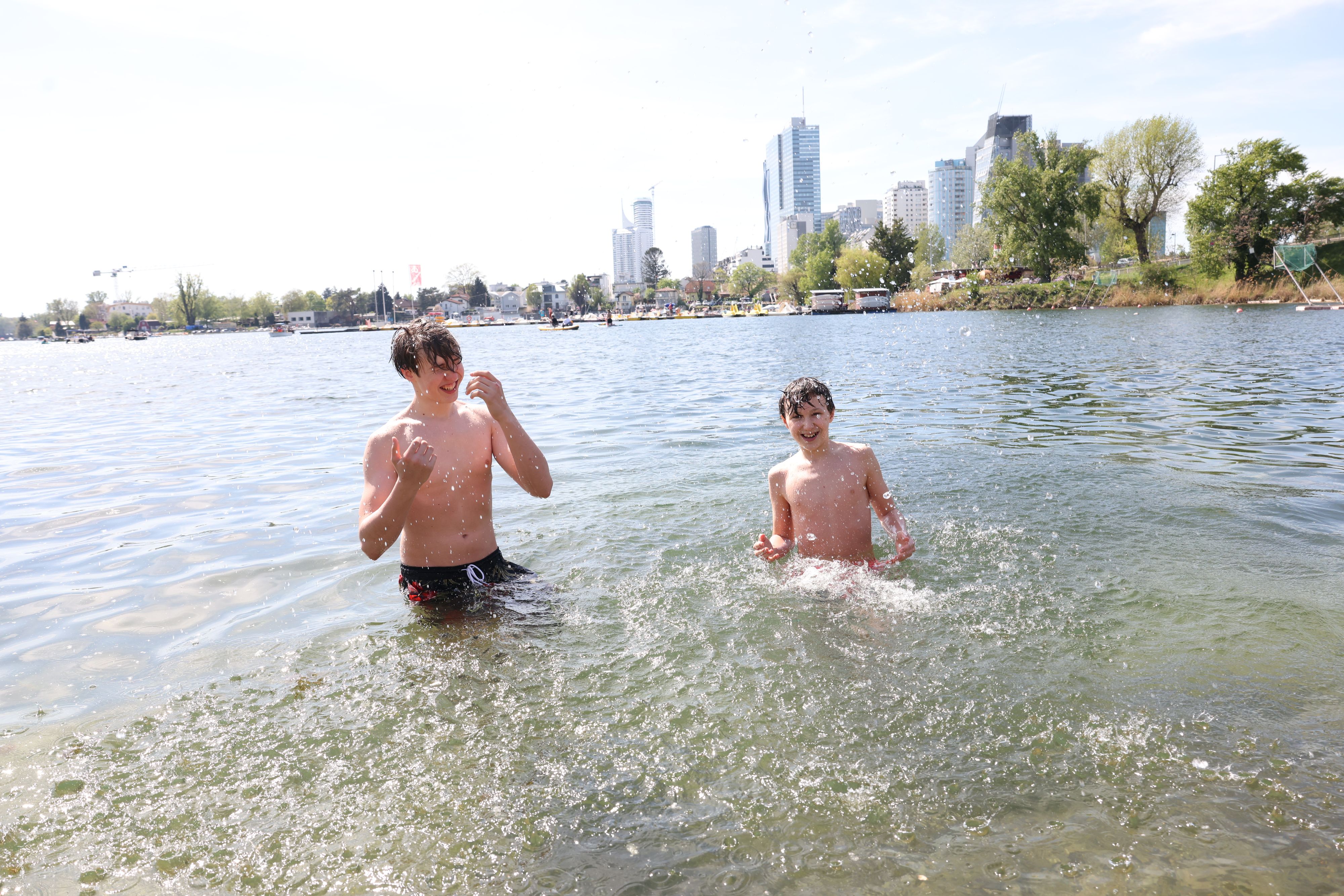 Die sommerlichen Temperaturen haben Maxi (16) und Jonny (13) bereits ins Wasser gelockt.