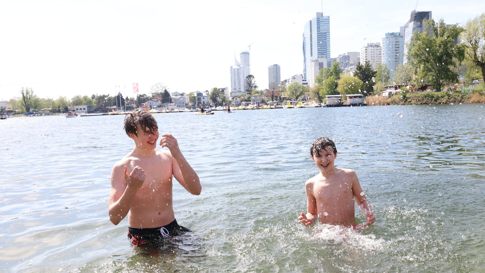 Hitze in Wien – Wasserratten wagen sich in Alte Donau
