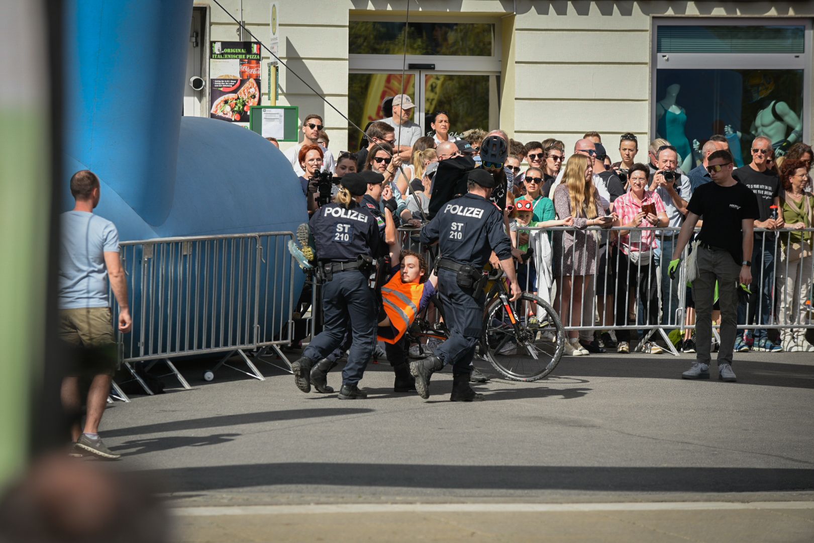 Die Polizei war rasch vor Ort und beendete die Störaktion.