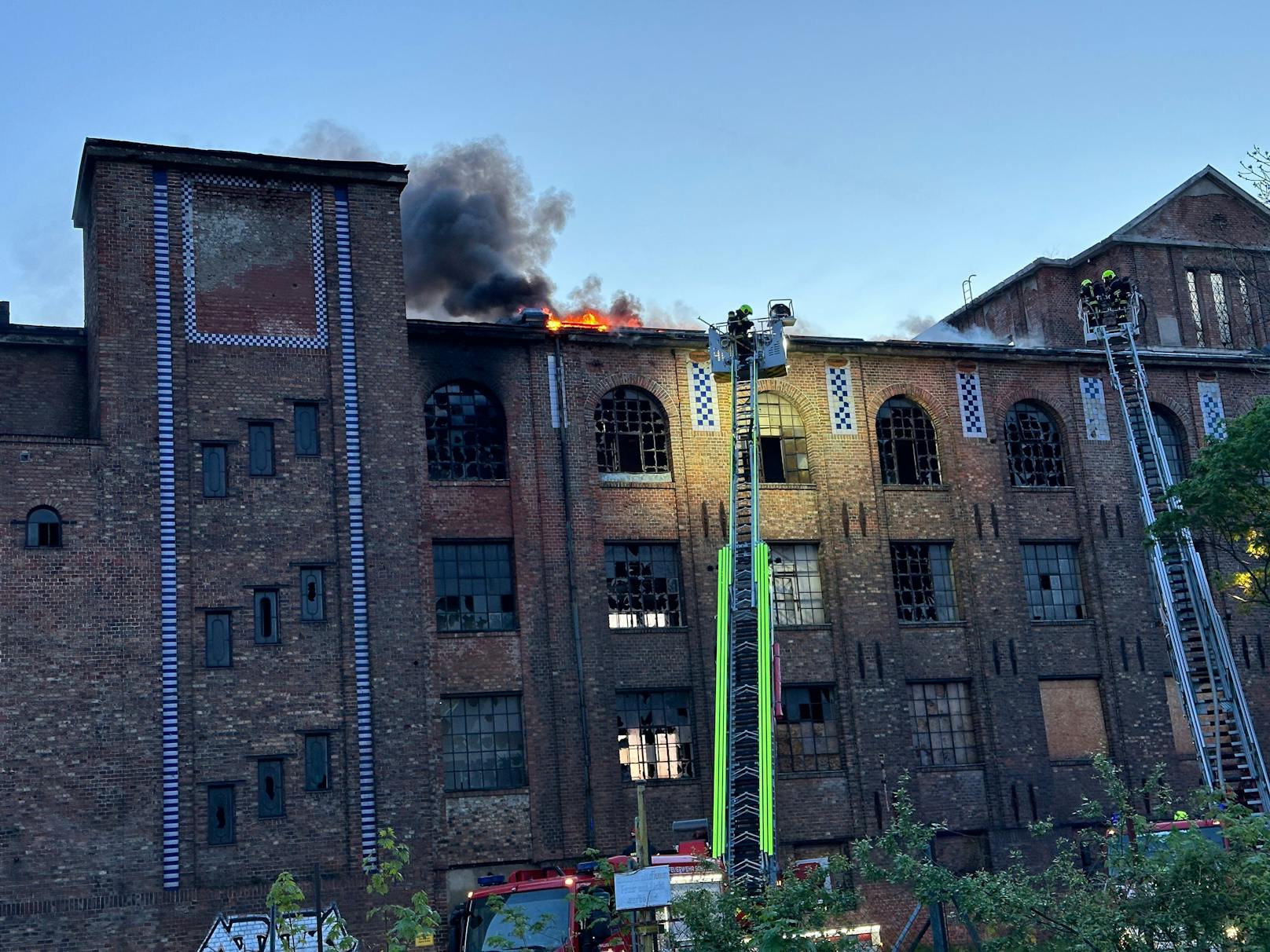 Großeinsatz bei der Hammerbrotfabrik in Schwechat (NÖ) bei Wien