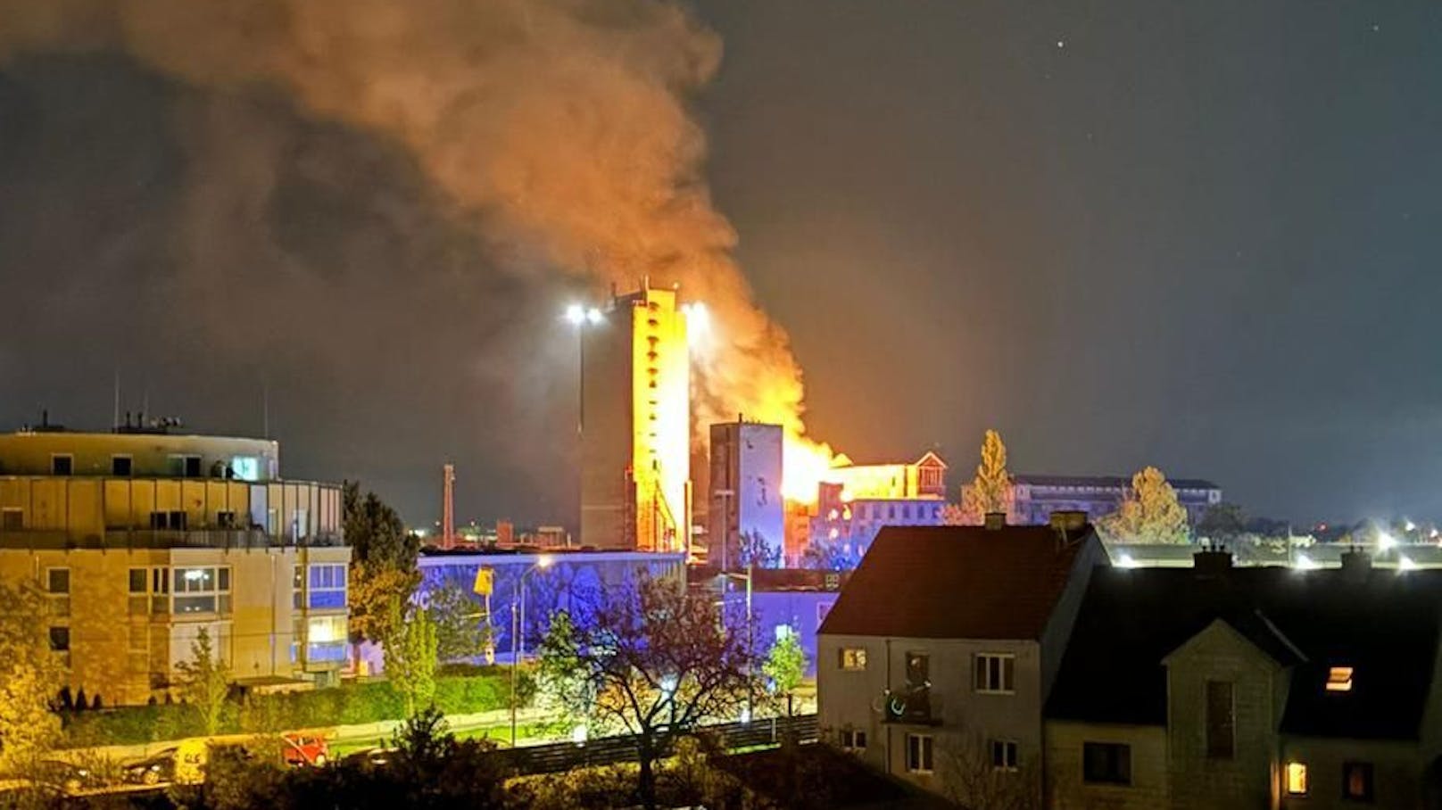 Feuerinferno – riesige Rauchsäule über Wien