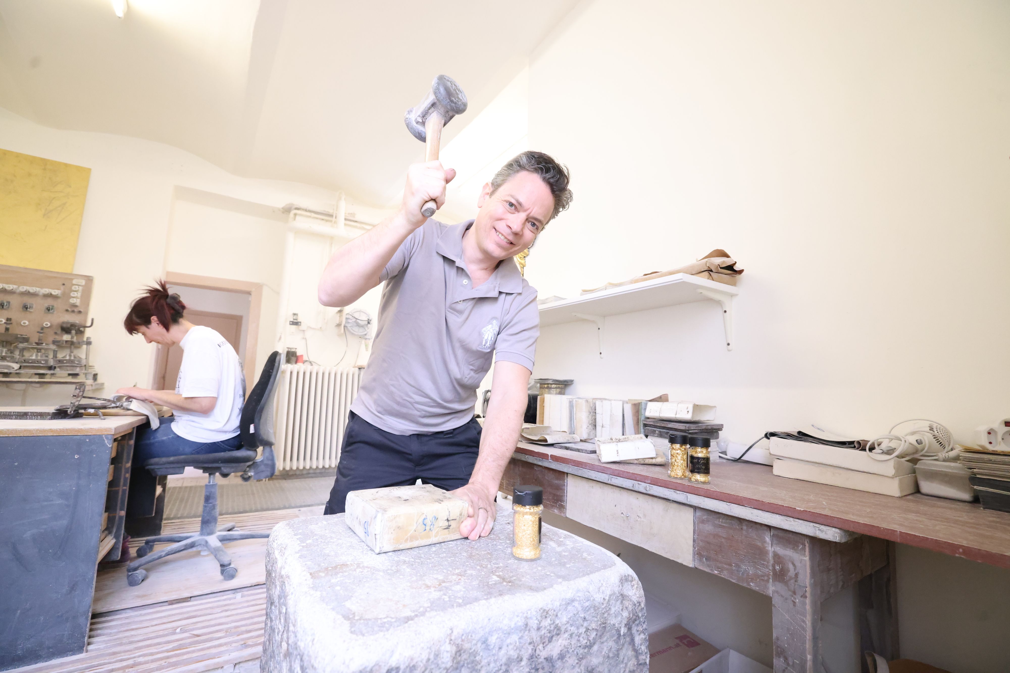 Philipp Hofmann führt die Blattgoldschlägerei in der vierten Generation.