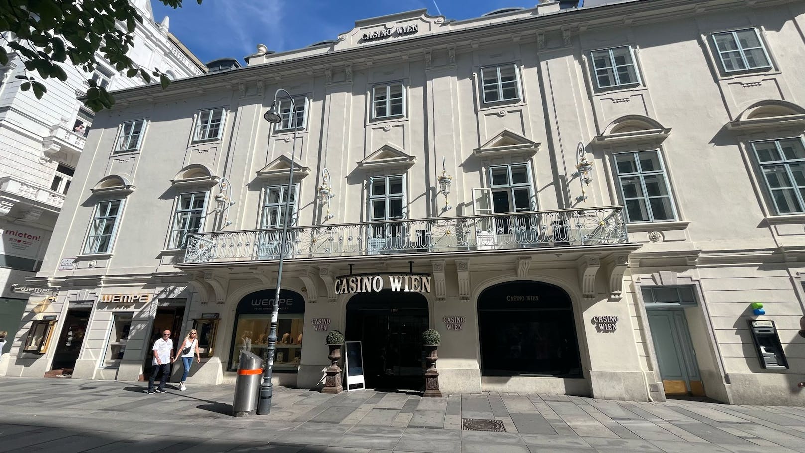Ein derzeit unbekannter Mann betrat am Sonntag gegen 12.50 Uhr ein Casino in der Wiener Innenstadt.