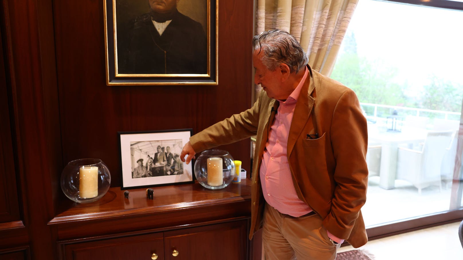 Lugner verehrt seinen Vater, Großvater und Urgroßvater und hat überall in der Villa Fotografien und Bilder seiner Verwandten hängen