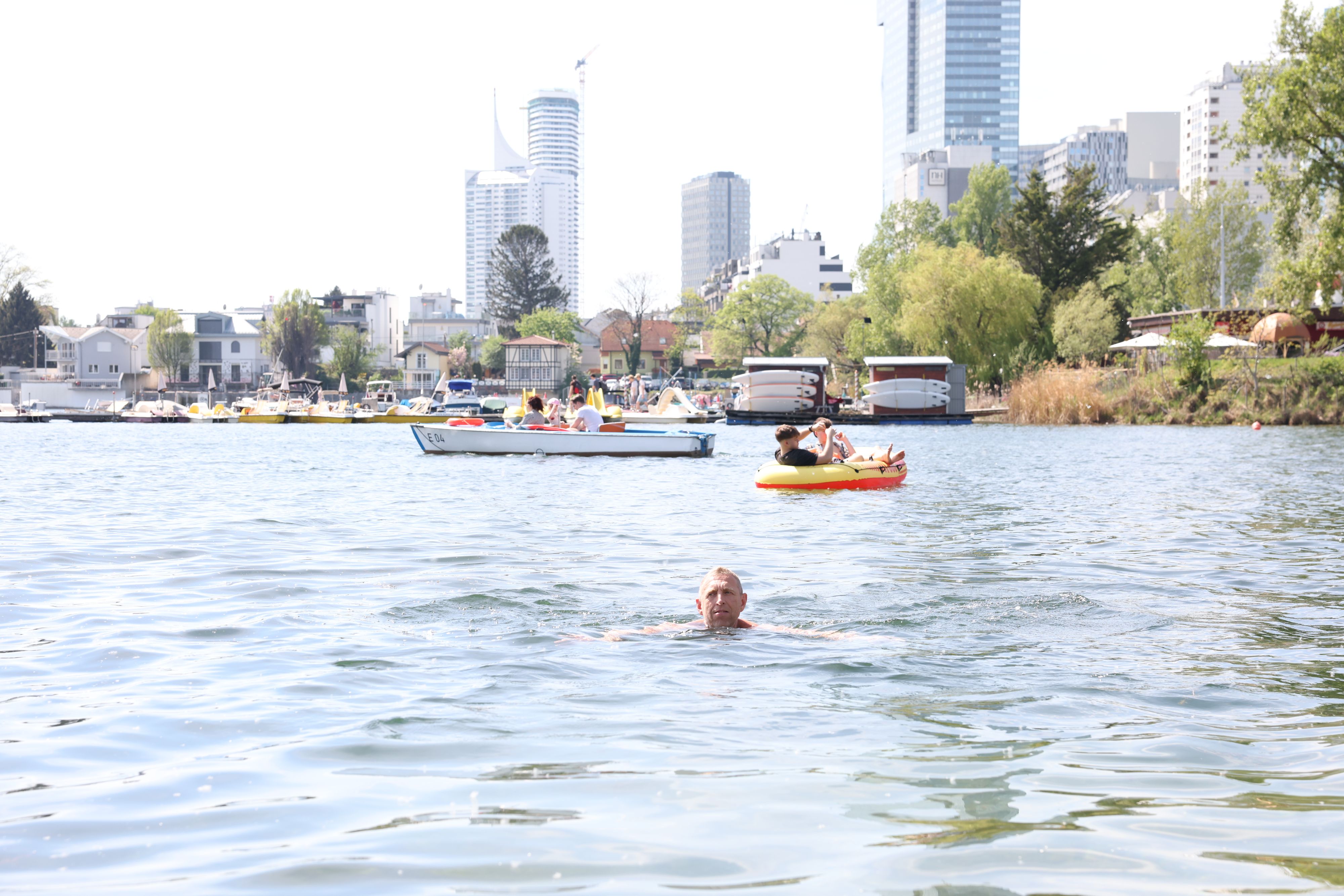 Sonnencreme und Urin setzen der Alten Donau gehörig zu.