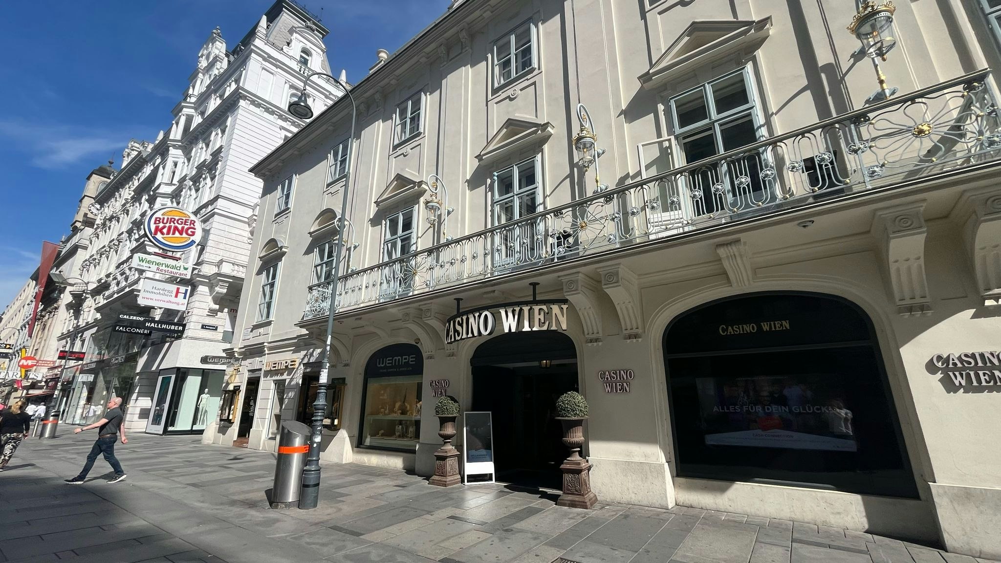 Heute.at - Casino-Raub in Wien: Frau mit Waffe eiskalt bedroht