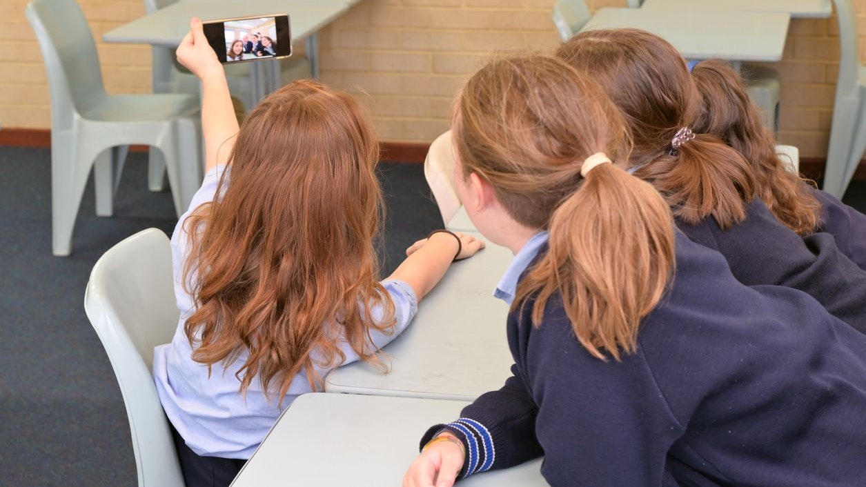 Smartphone in Schule adé – ist das wirklich eine gute Idee?