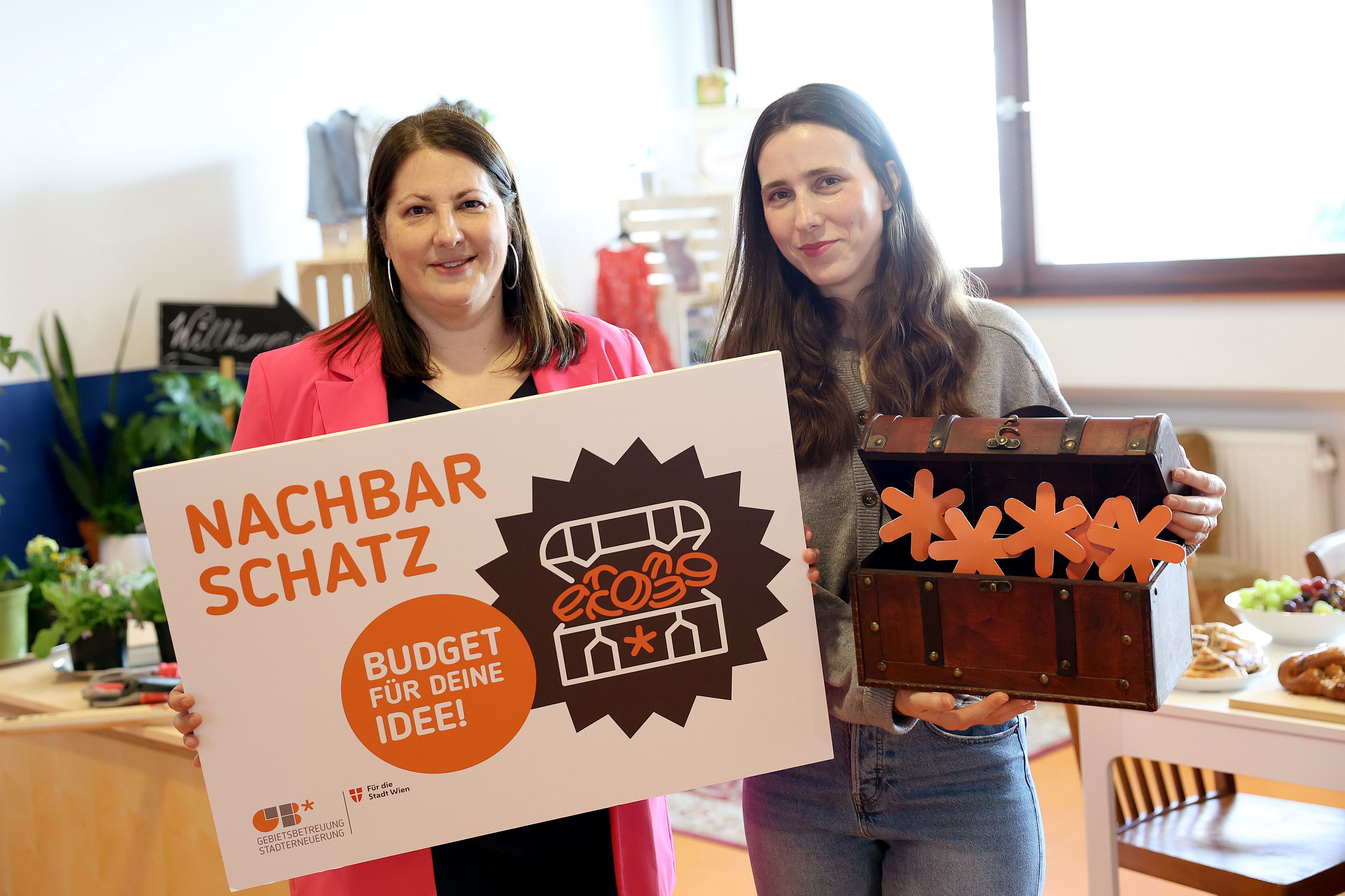 Vizebürgermeisterin Kathrin Gaál besucht das neue Gebietsbetreuungs Stadterneuerung-Lokal in der Bernoullistrasse 1.