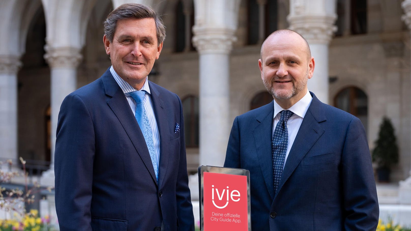 Wirtschaftsstadtrat Peter Hanke und Tourismus-Direktor Norbert Kettner freuen sich über den großen Erfolg der "ivie"-App.