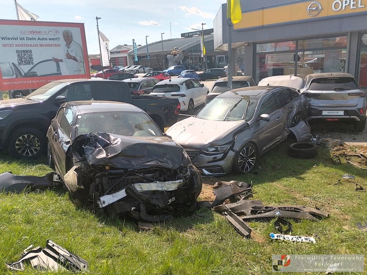 Schwerer Verkehrsunfall auf Areal von Autohaus