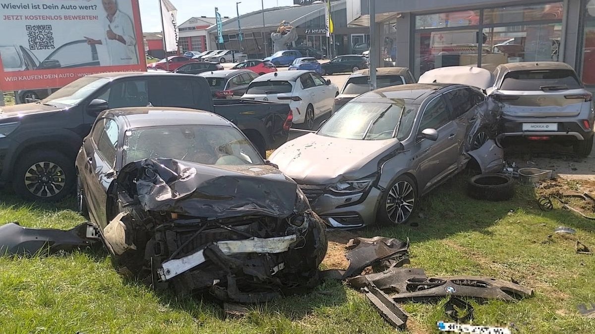 Schwerer Verkehrsunfall auf Areal von Autohaus
