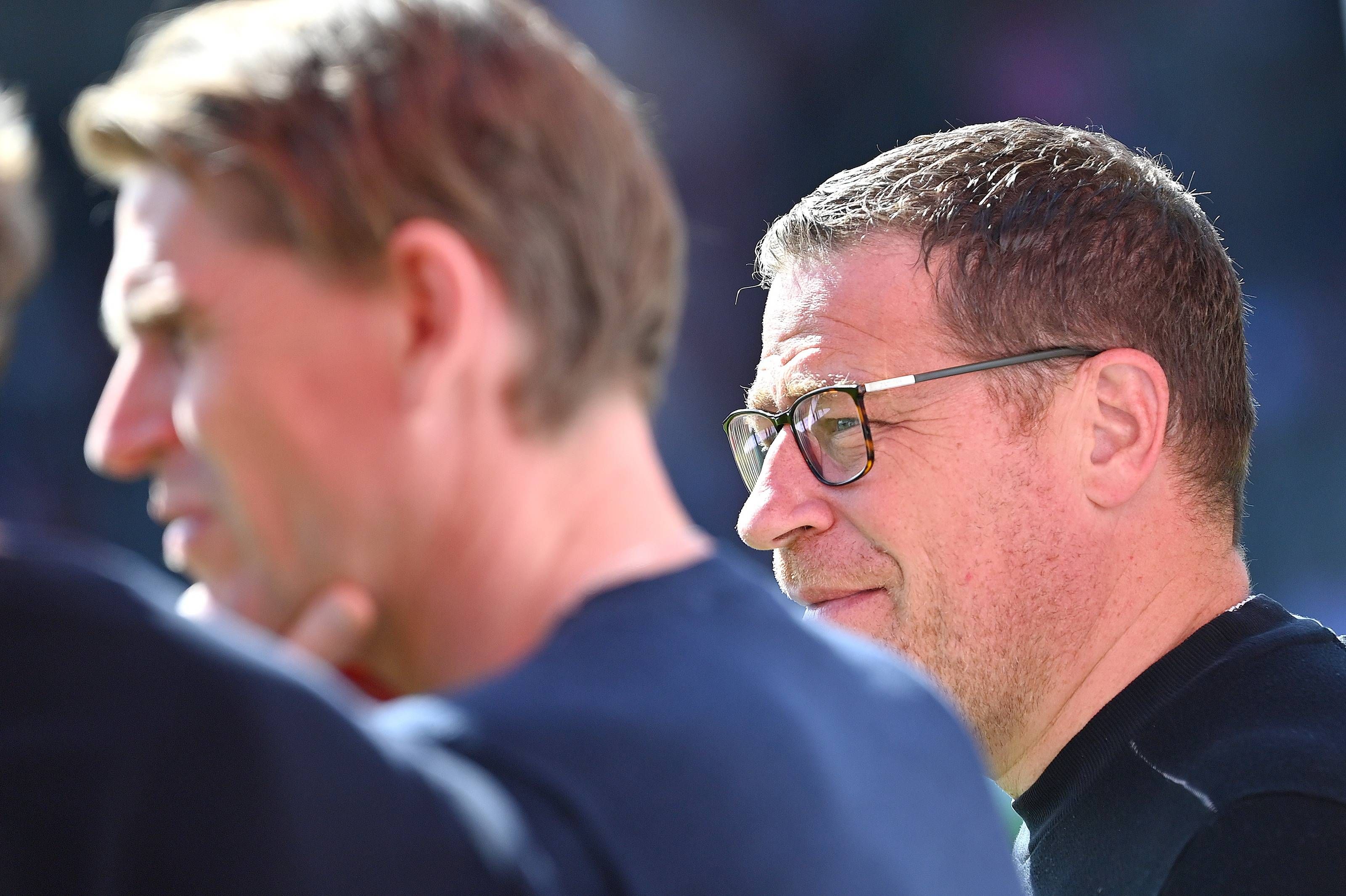 Max Eberl (r.) und Christoph Freund – bei den Bayern-Verantwortlichen rauchen die Köpfe.