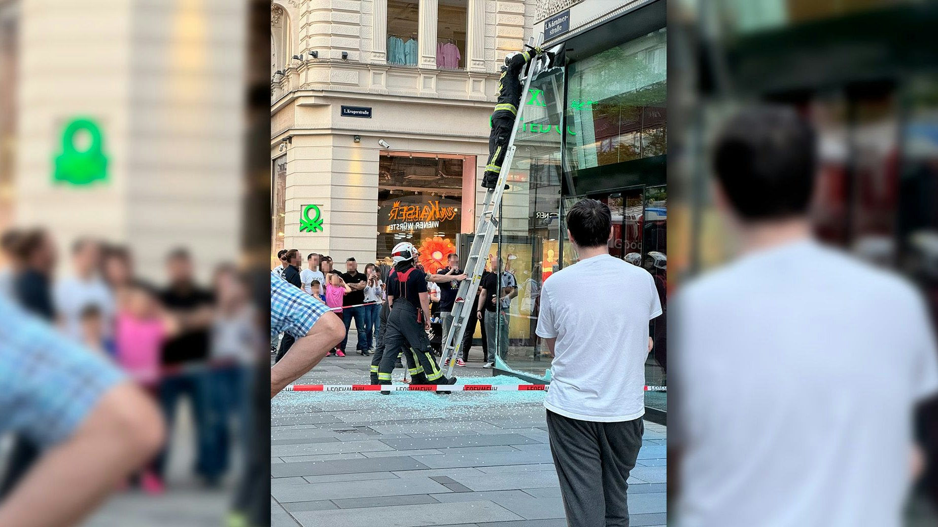 "Heute"-Leserreporter berichten, dass Jugendliche mit einem Roller in die Vitrine gefahren sind.