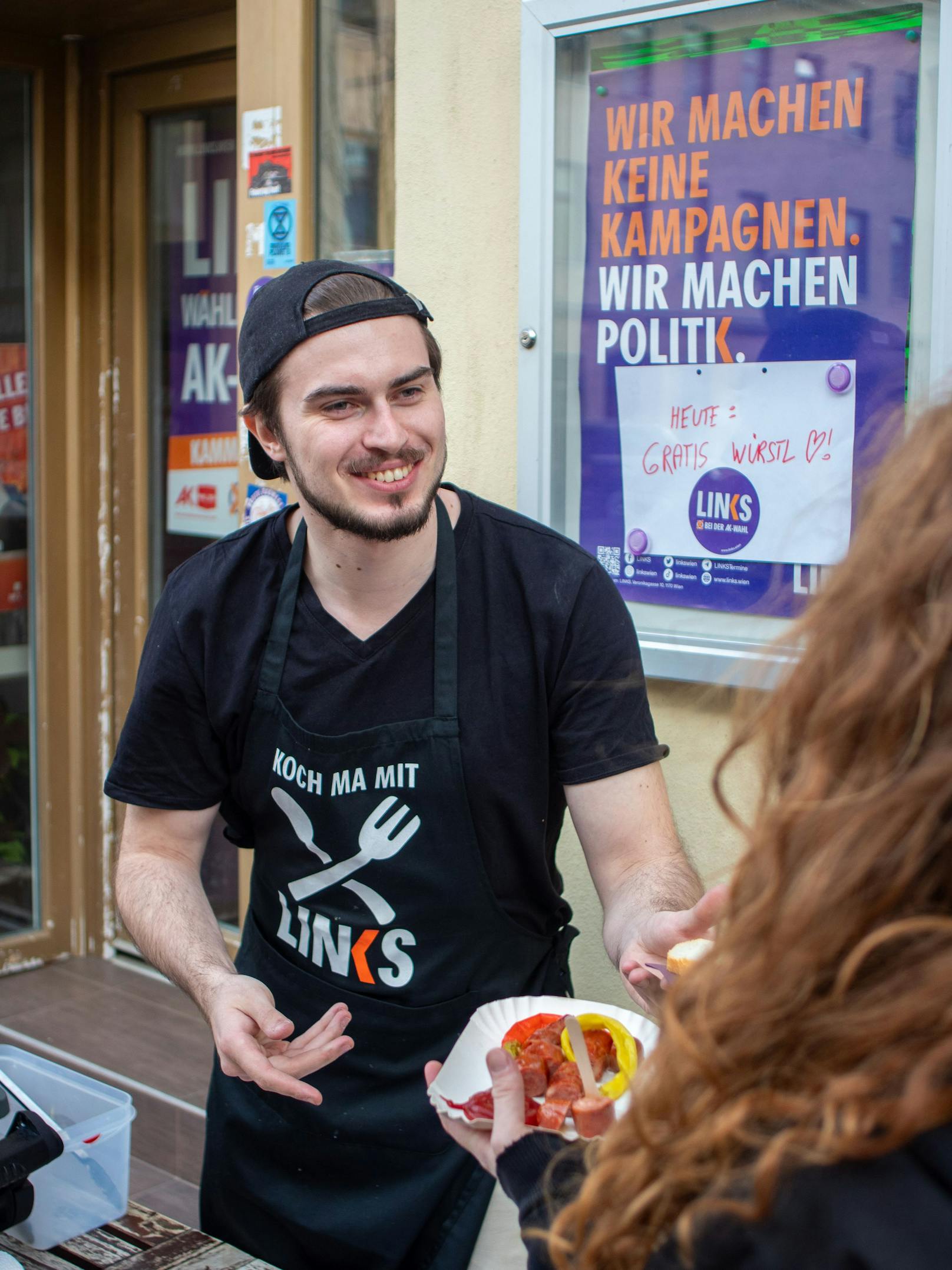 LINKS-Spitzenkandidat Florian Rath will mit gratis Würstel für alle Arbeitsminister Martin Kocher (VP) grillen.