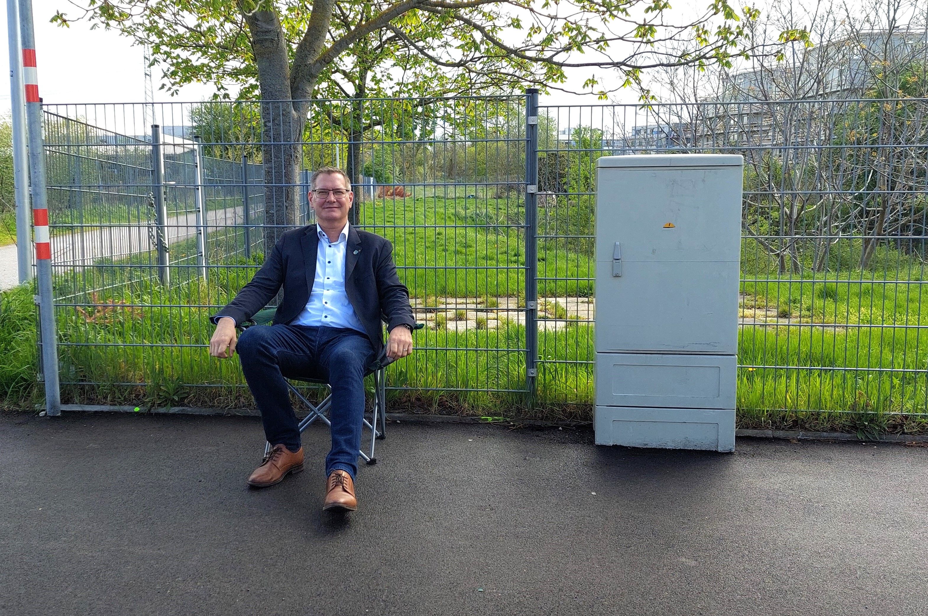 Der Floridsdorfer Bezirksvorsteher Georg Papai auf der Suche nach der verschwundenen Parkbank.