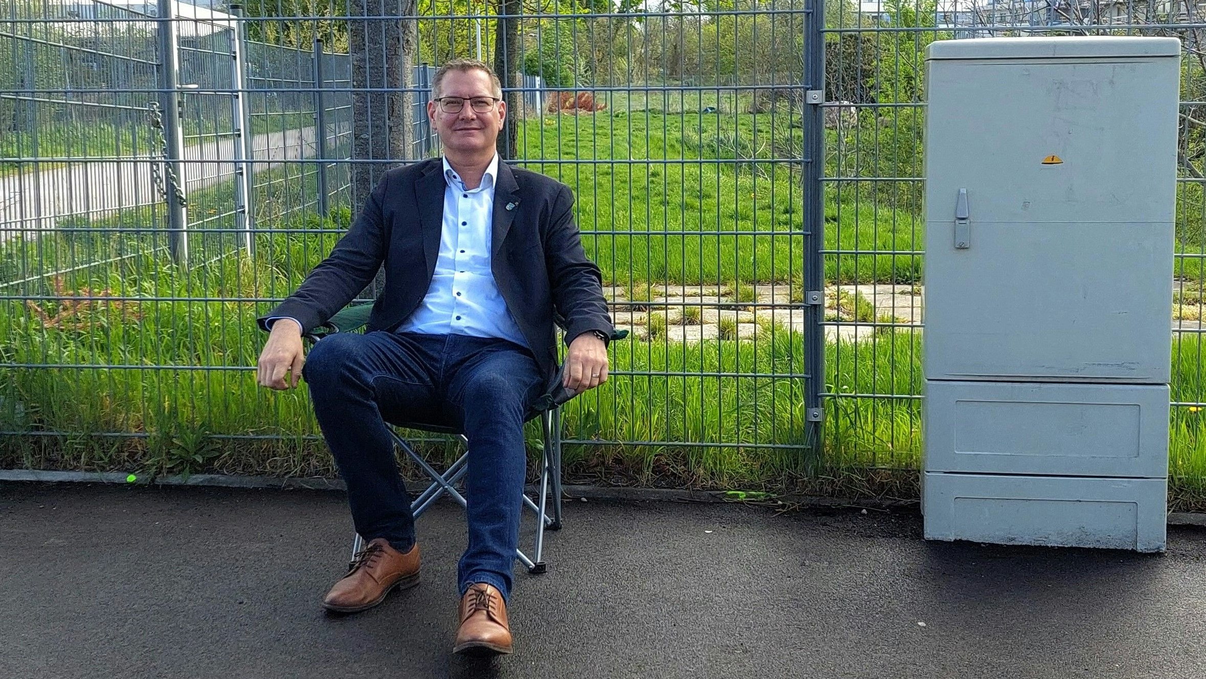 Der Floridsdorfer Bezirksvorsteher Georg Papai auf der Suche nach der verschwundenen Parkbank.