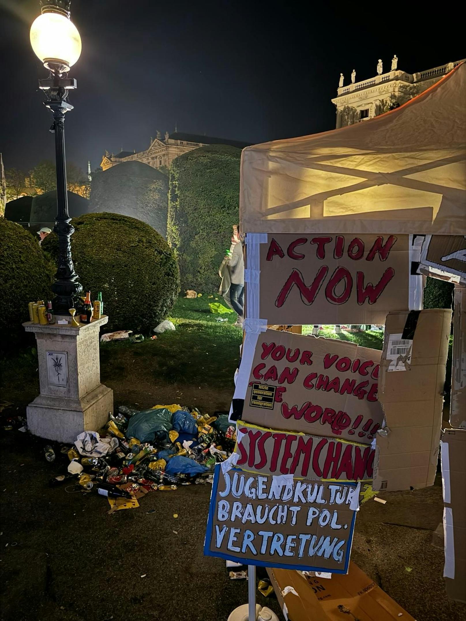 Der Maria-Theresien-Platz nach dem Klima-Protest in Wien