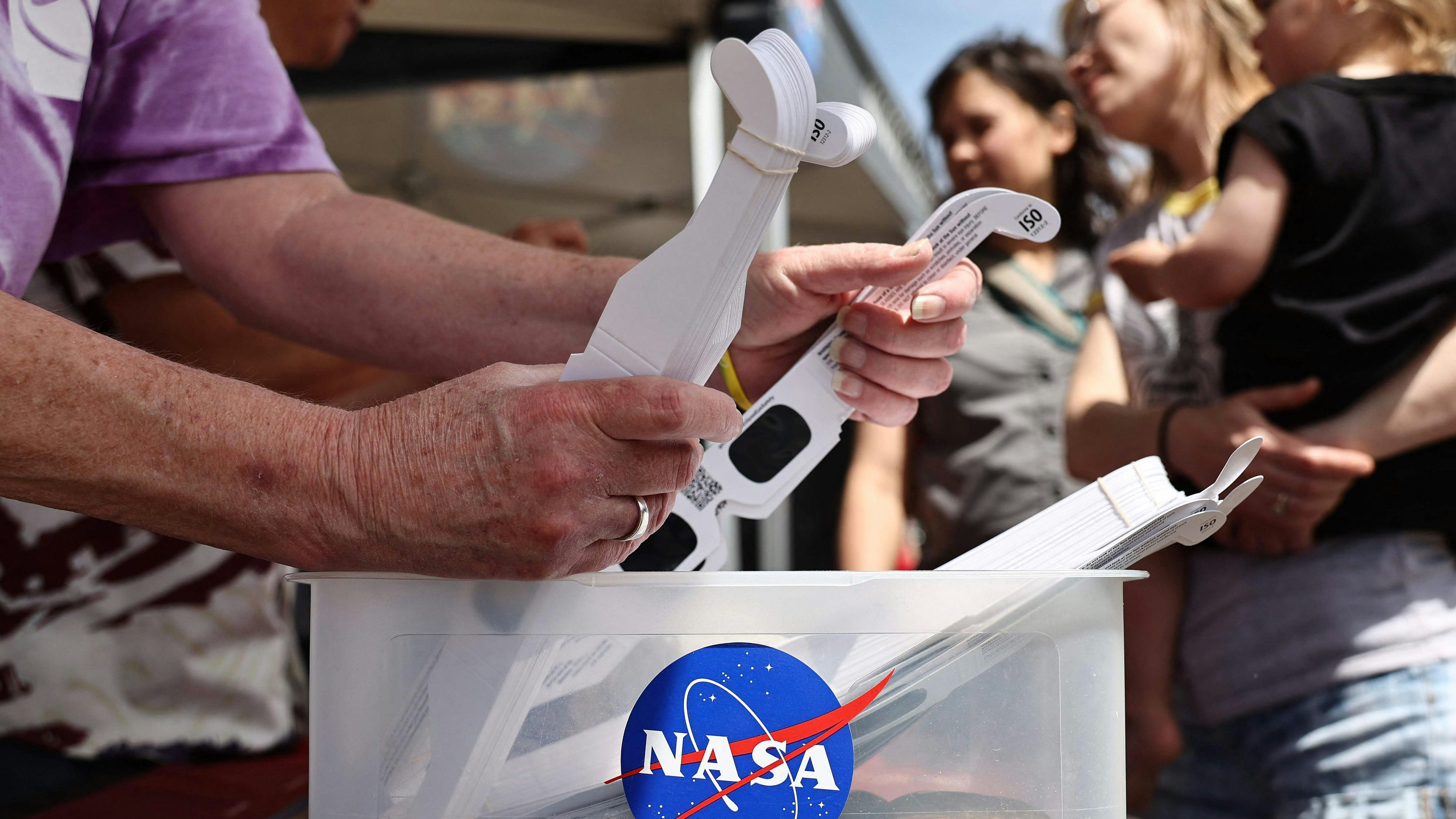 Angst vor einer Schädigung der Augen: Die NASA verteilt Gratisbrillen 