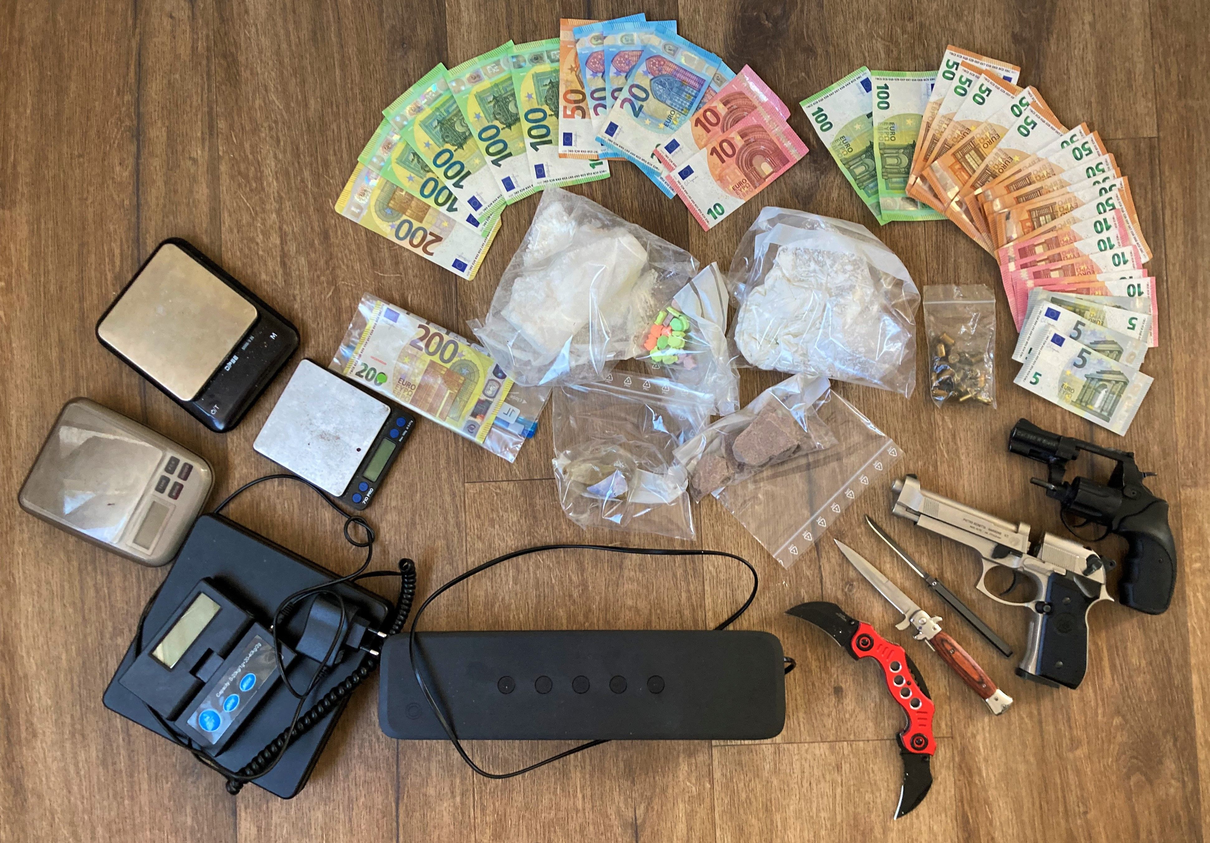 Die Polizei stellte Drogen, Bargeld und Waffen sicher.