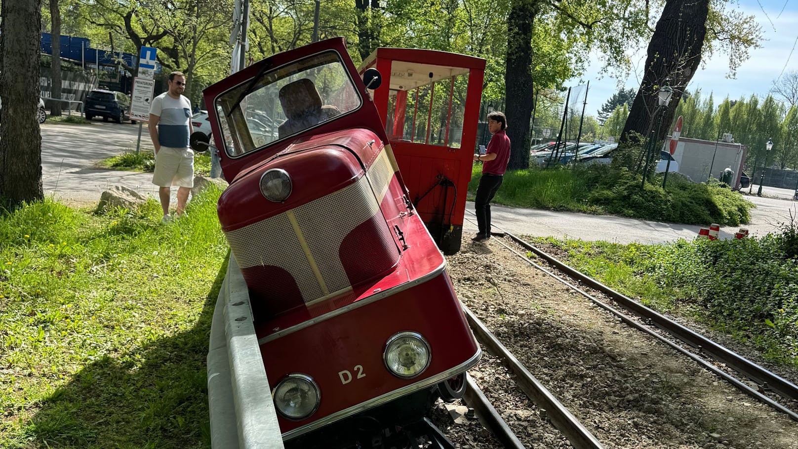 Die Lok entgleiste, die Waggons blieben stehen.