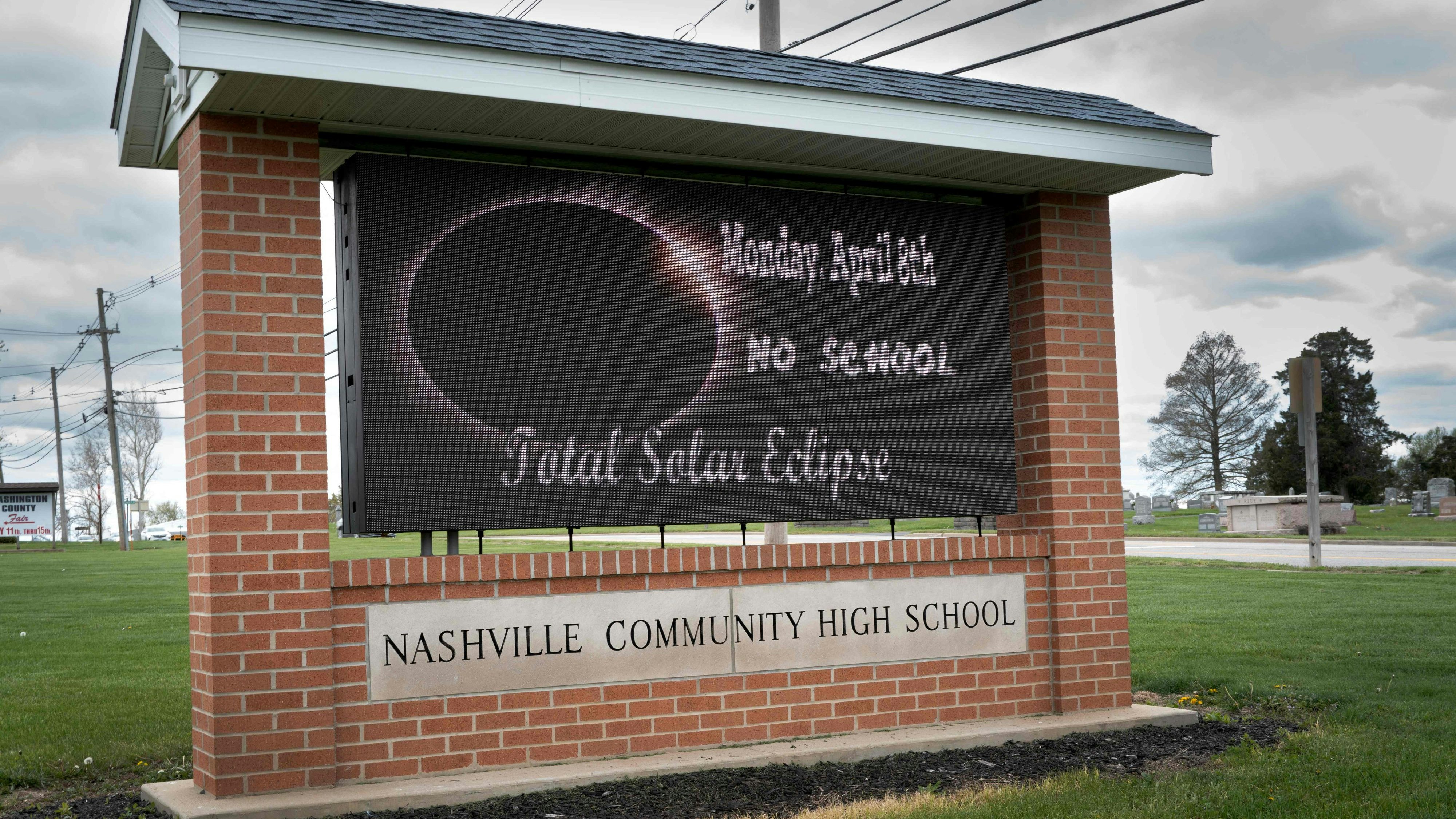 Die Nashville High School gibt bekannt, dass der 8. April, Tag der Sonnenfinsternis, schulfrei ist 