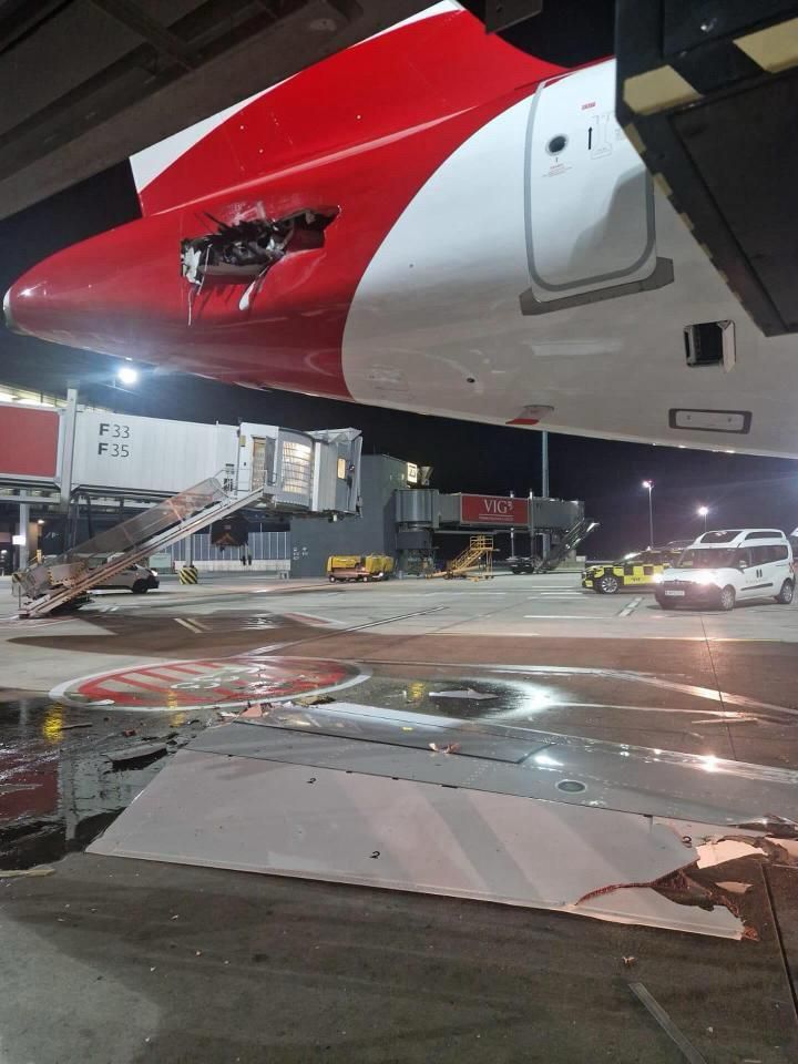 Das demolierte Höhenleitwerk der Unglücksmaschine in Schwechat (6. April 2024).