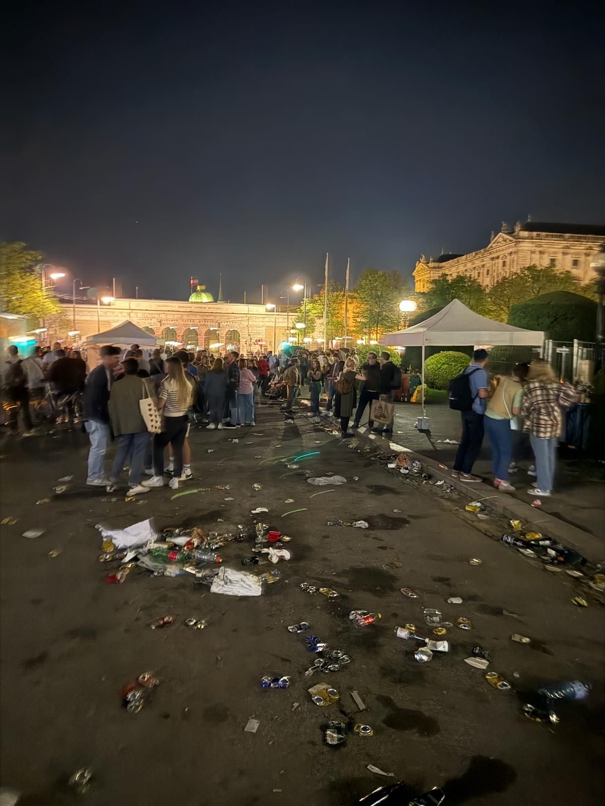Der Maria-Theresien-Platz nach dem Jugend-Rave in Wien
