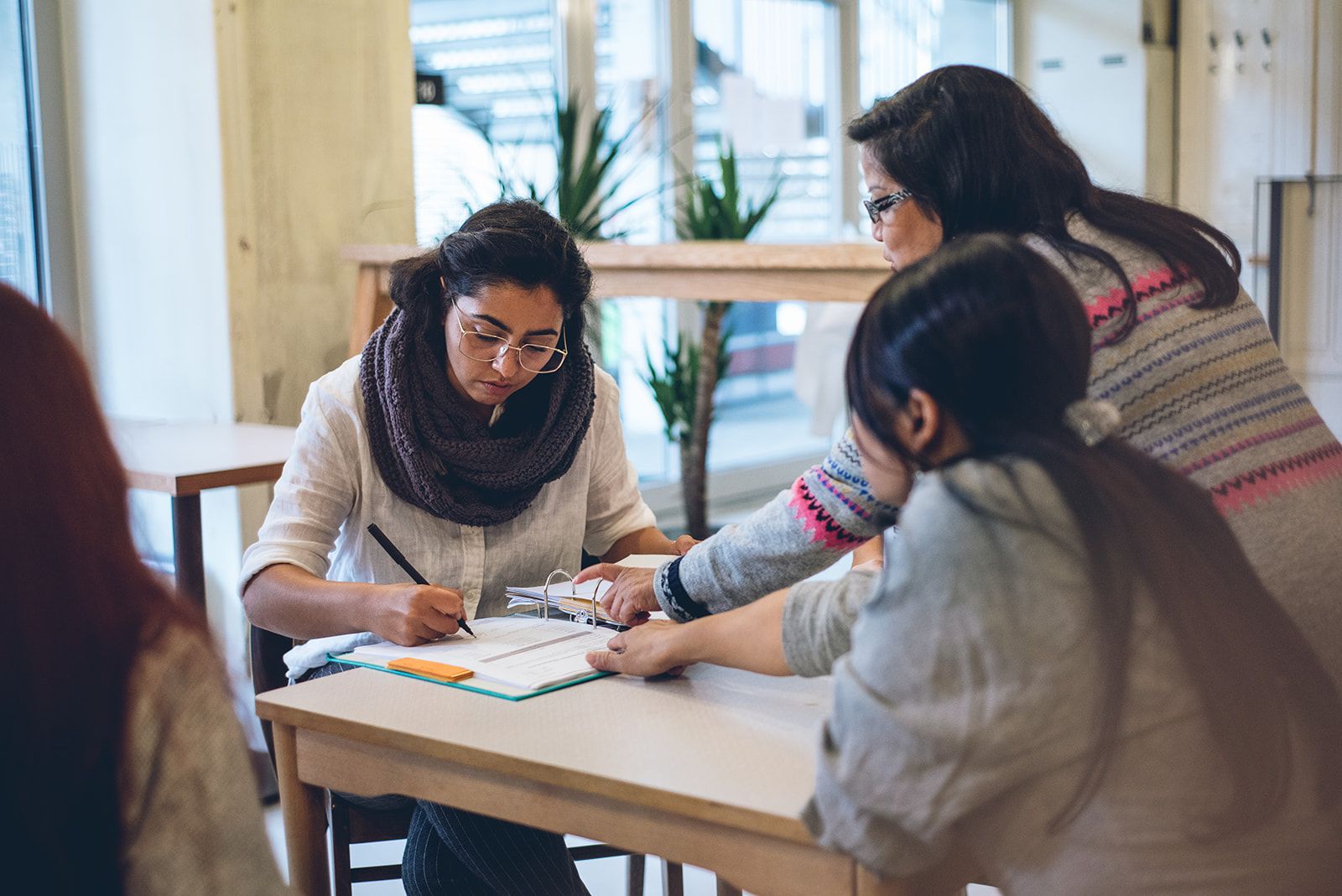 Für das Projekt „Zettelwirtschaft“sucht die Caritas Freiwillige.