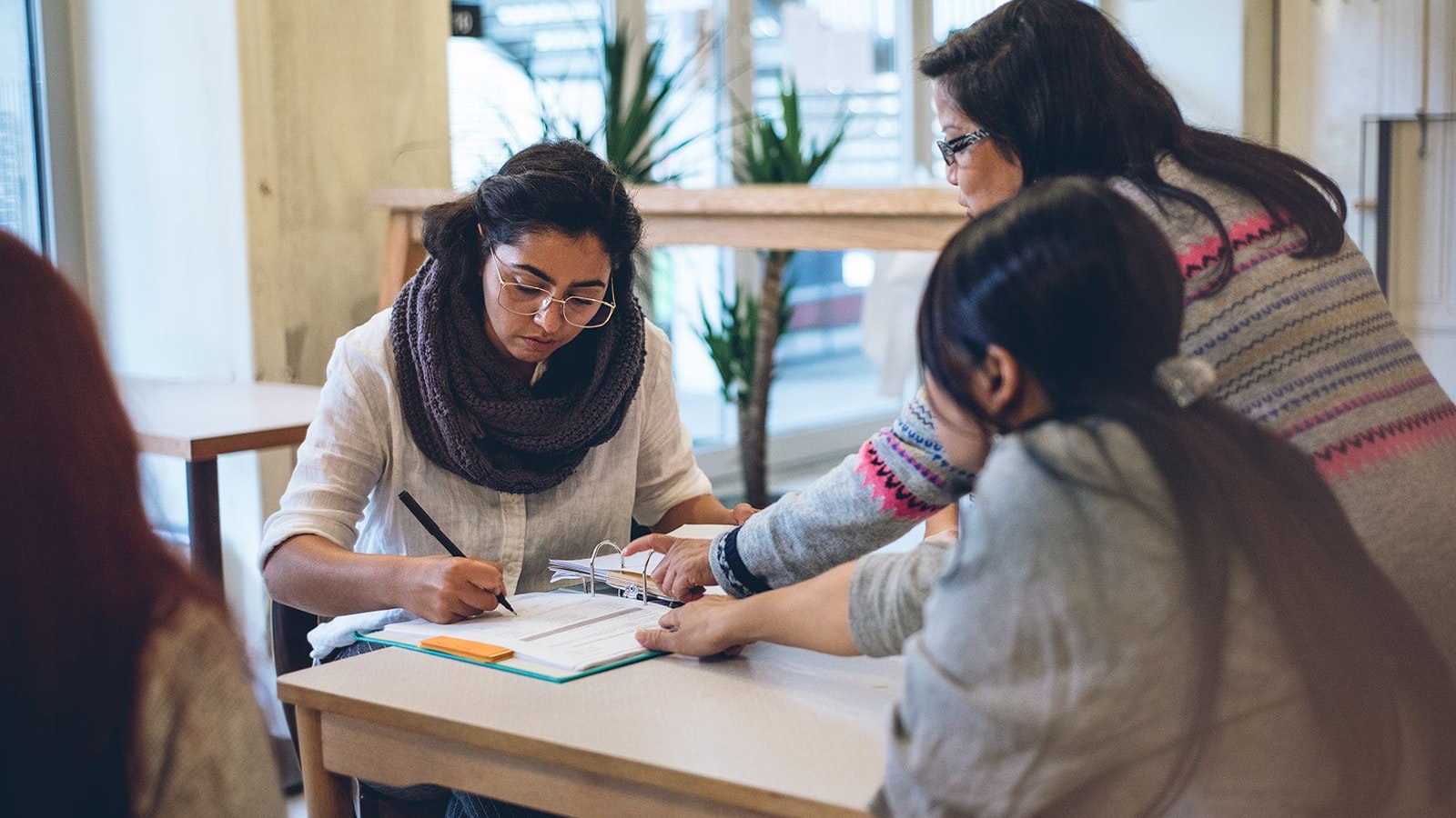 Für das Projekt „Zettelwirtschaft“sucht die Caritas Freiwillige.
