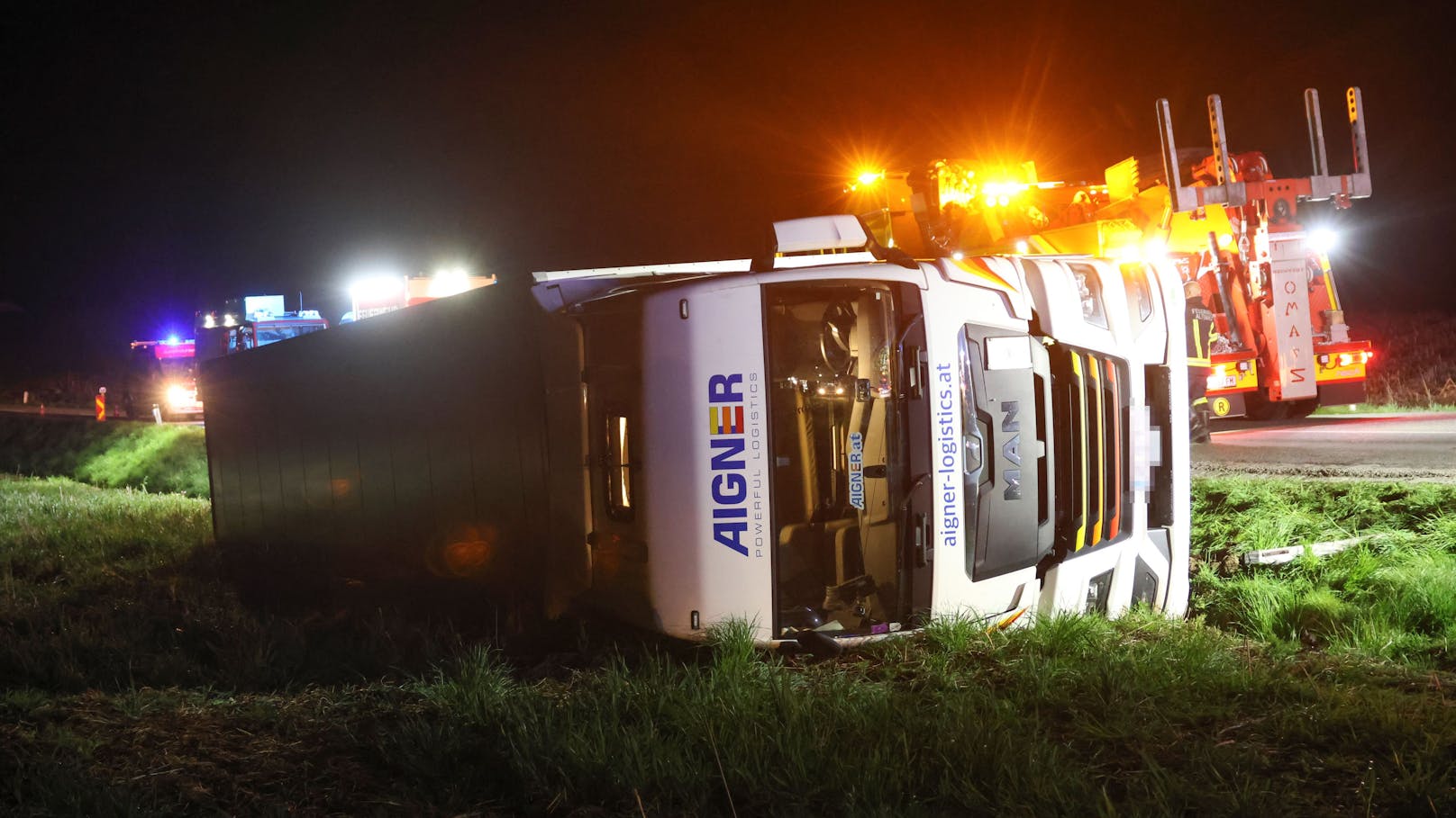 Ein vollbeladener Lkw-Sattelzug ist am späten Sonntagabend in Gaspoltshofen (Bezirk Grieskirchen) von der Straße abgekommen und umgestürzt. Die Bergung gestaltete sich schwierig.