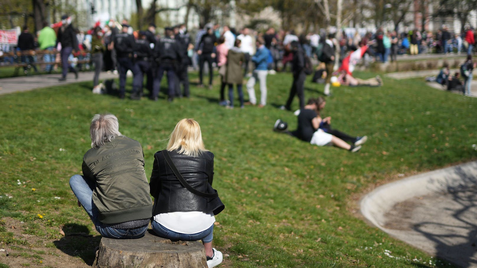 Schuh-Fetischist belästigt Frauen in Wiener Park