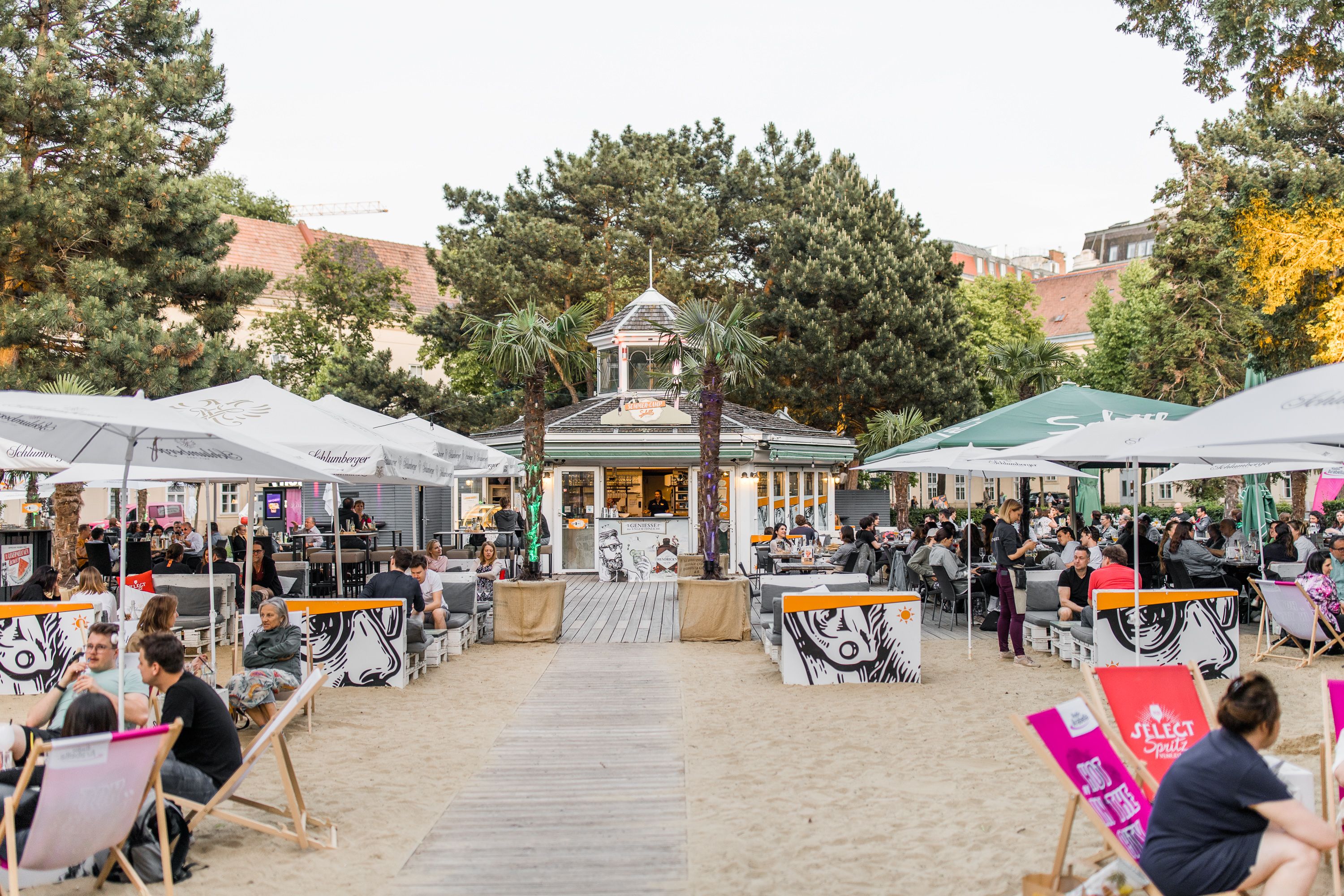 Der alte AKH Campus Unicampus bietet mit Sandstrand, Liegestühlen und einem großen Garten Platz für bis zu 200 Personen