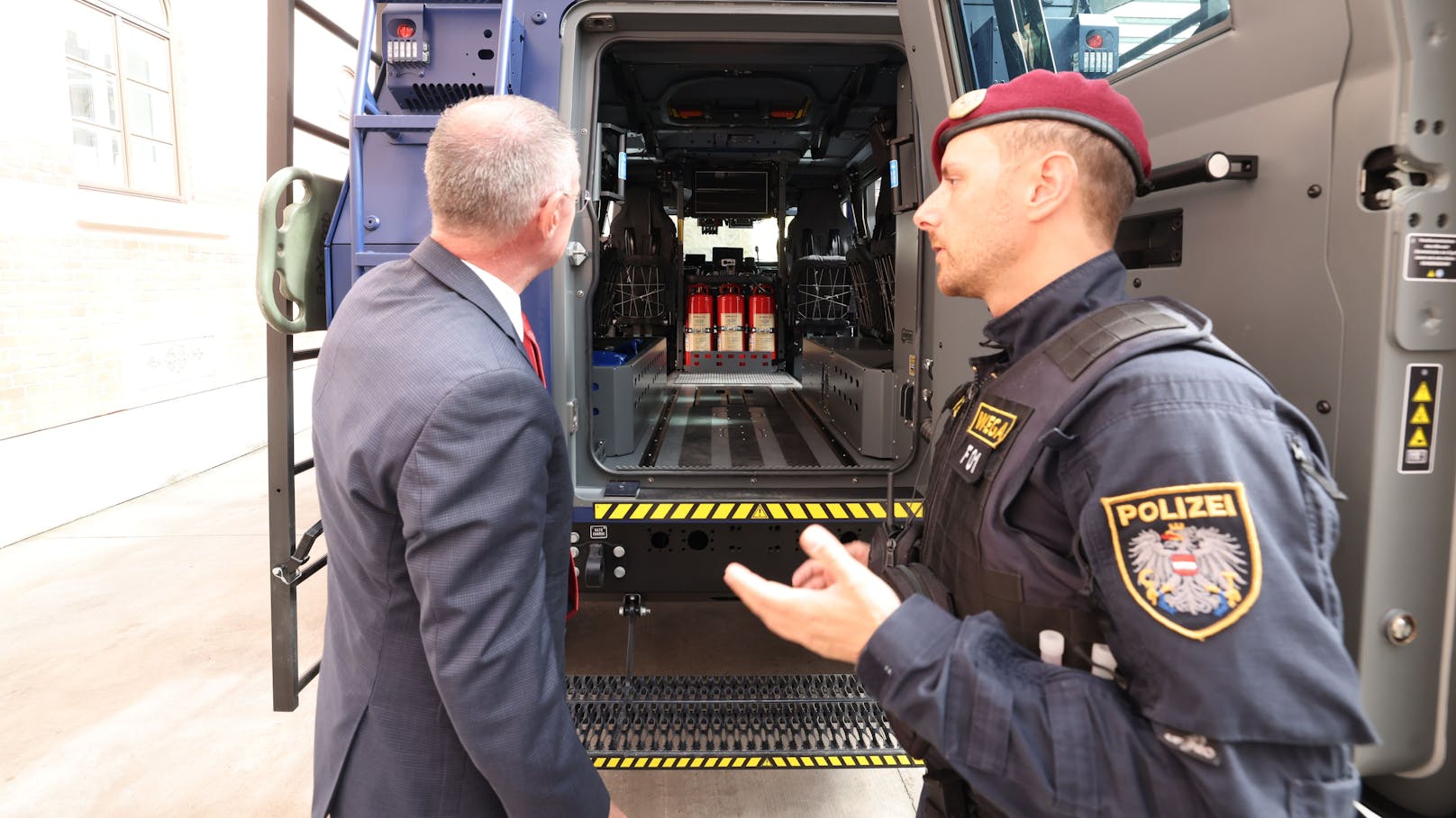 Auch Innenminister Gerhard Karner wagte einen Blick in das WEGA-Spezialeinsatzfahrzeug.