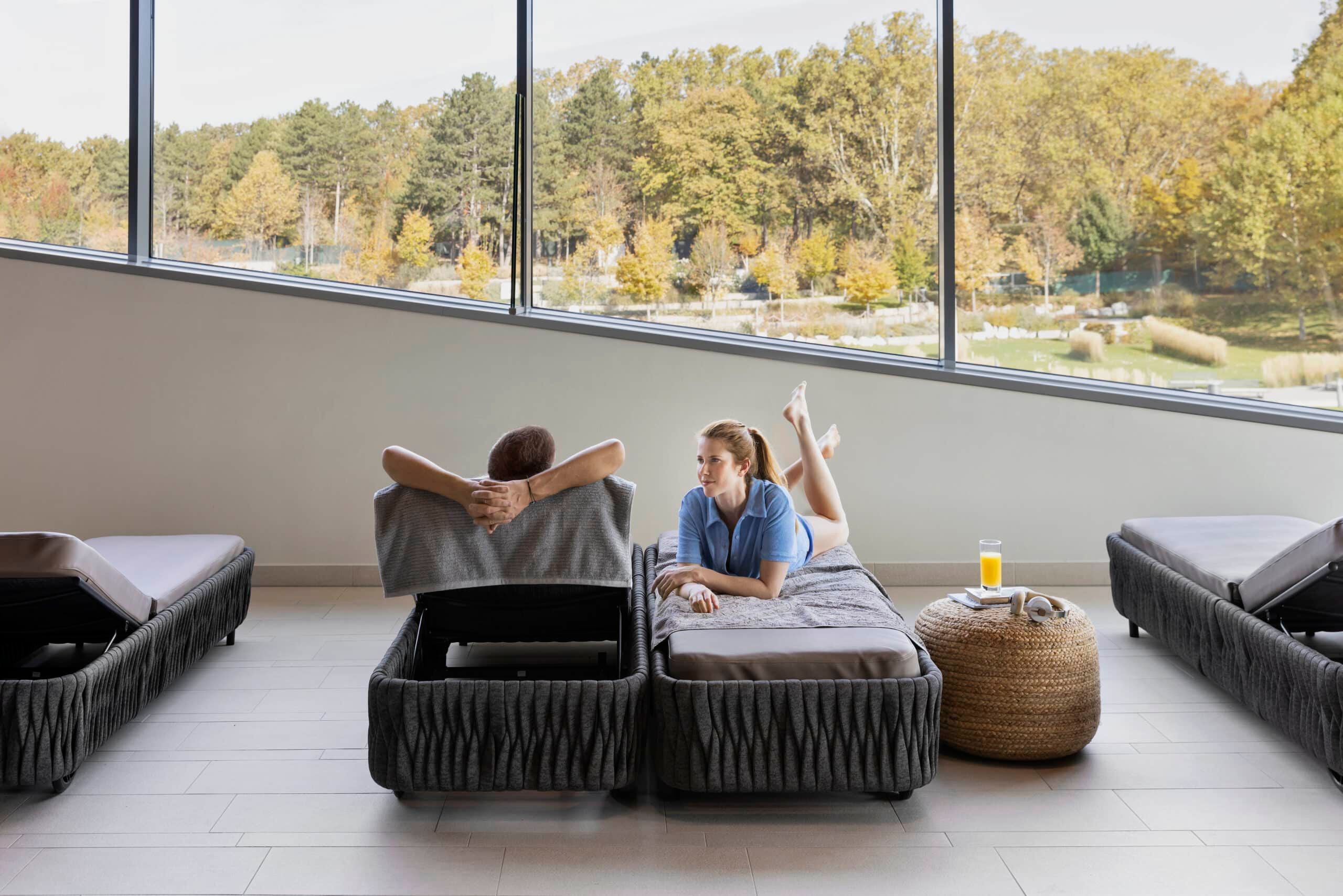An den Liegeplätzen der Therme Wien dürfen weiterhin kleine Snacks und Obst gegessen werden.