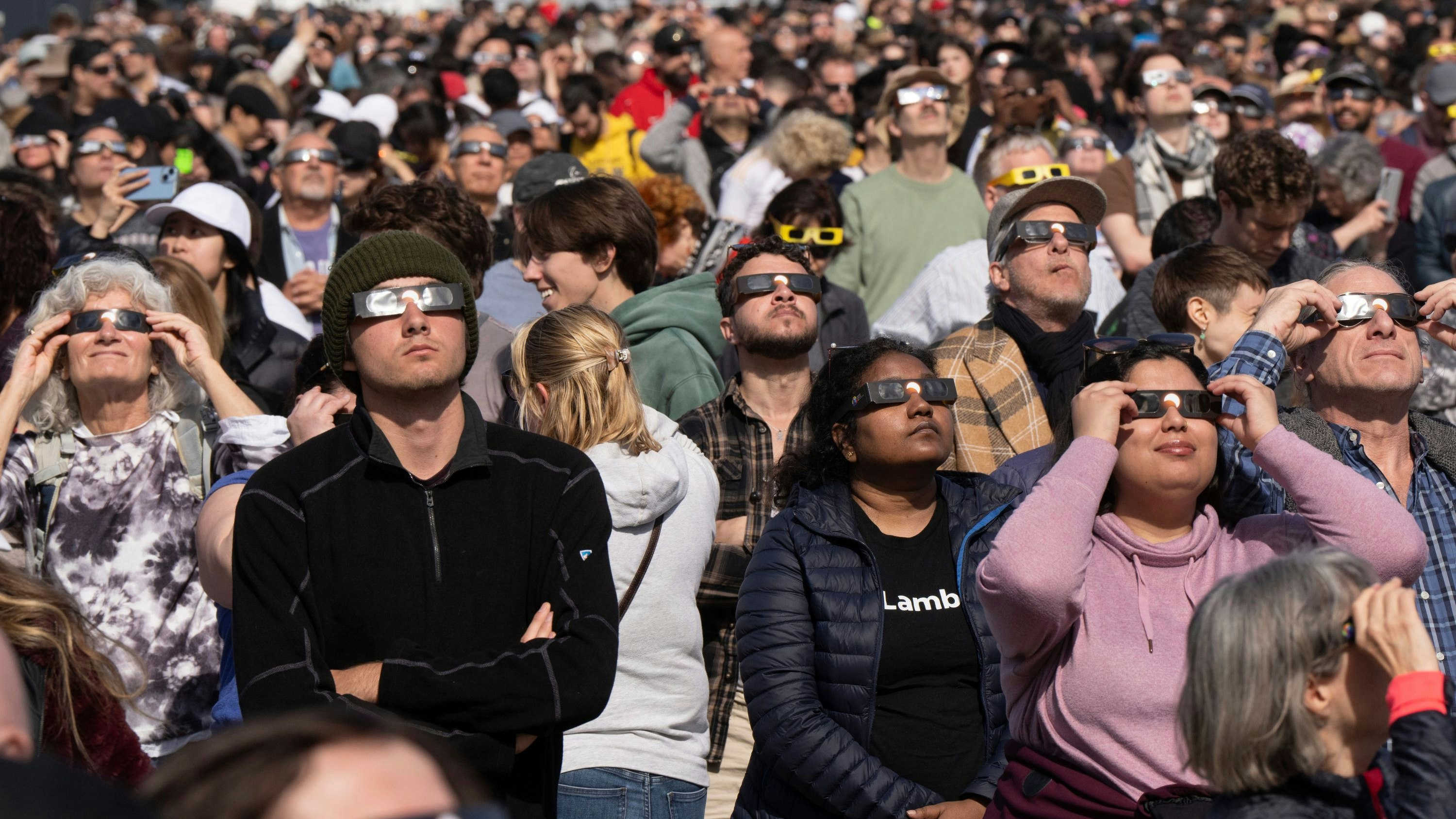Im Parc Jean Drapeau in Montreal fanden sich Tausende ein, um die Sonnenfinsternis zu beobachten