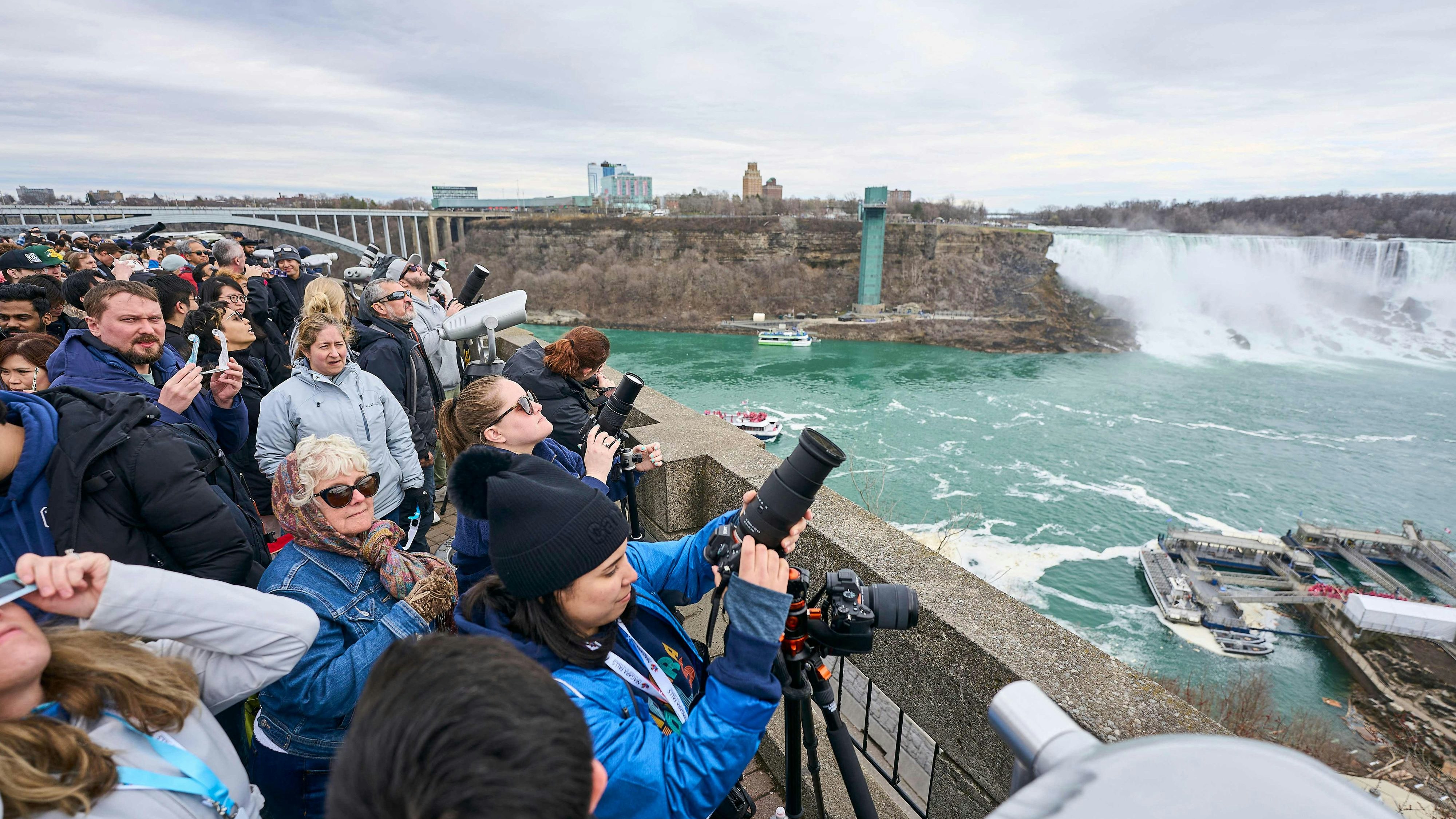 Die Niagara Fälle bei Buffalo wurden von den Besuchern gestürmt – trotz Bewölkung