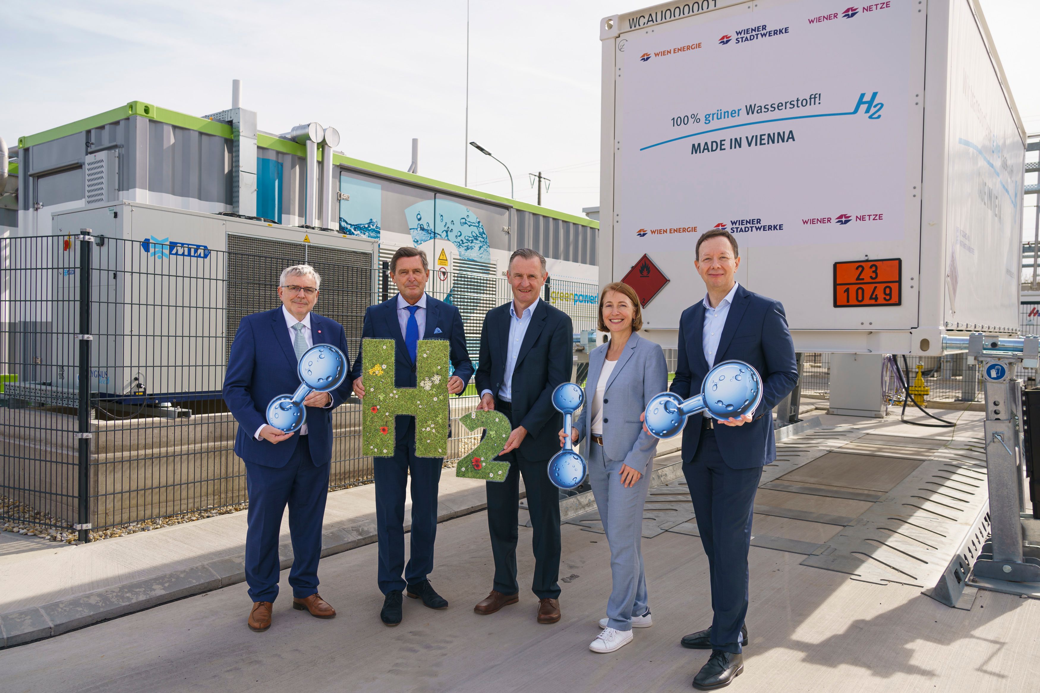 Gerhard Fida (Geschäftsführer Wiener Netze), Peter Hanke (Stadtrat), Peter Weinelt (Generaldirektor Wiener Stadtwerke), Gudrun Senk (Geschäftsführerin Wiener Linien), Karl Gruber (Geschäftsführer Wien Energie) (v.l.) bei der Eröffnung der Wasserstoff-Erzeugungsanlage.