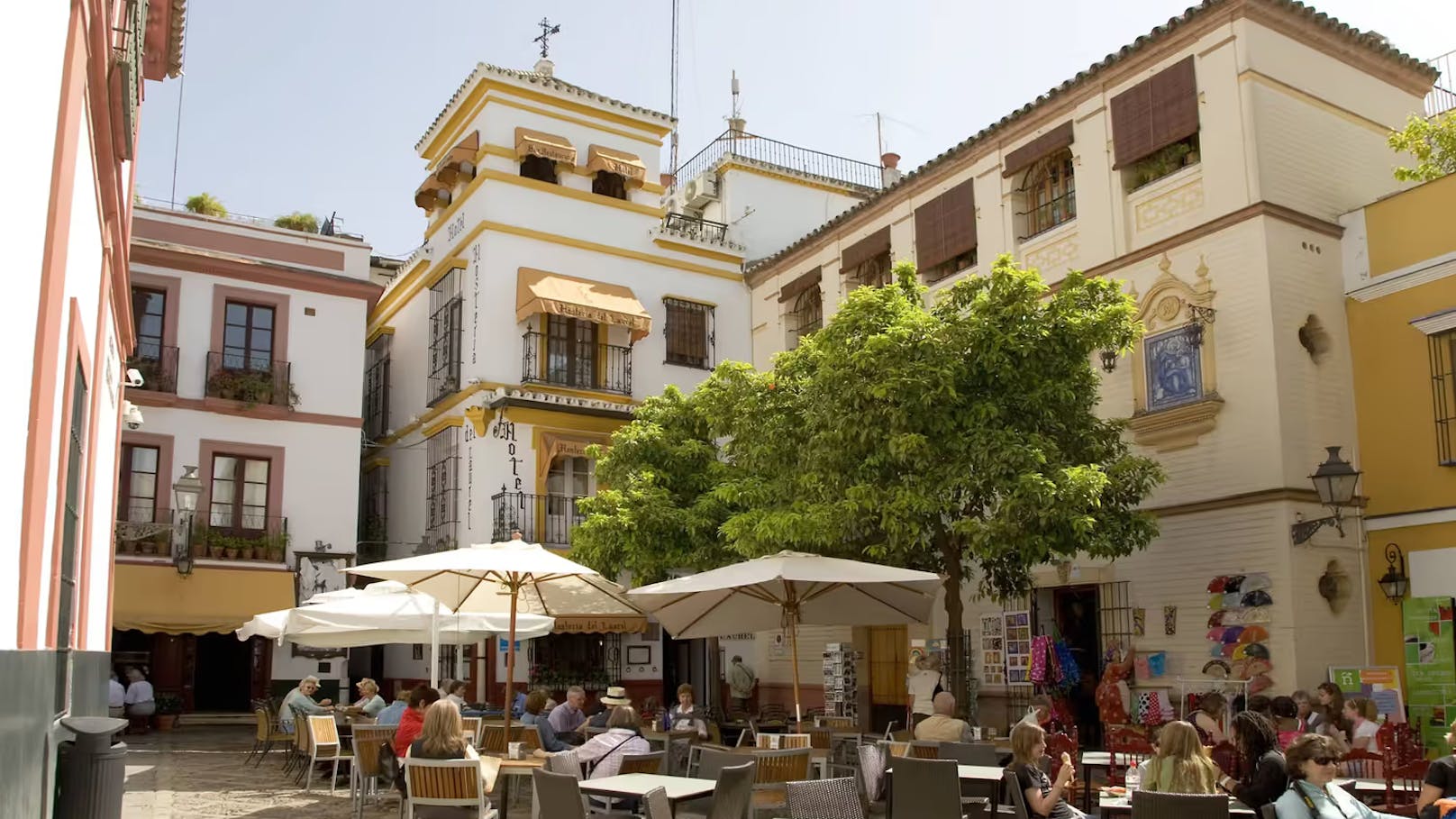 Vorsicht bei der Platzwahl in Restaurants in Sevilla: Es könnten Zusatzgebühren anfallen.