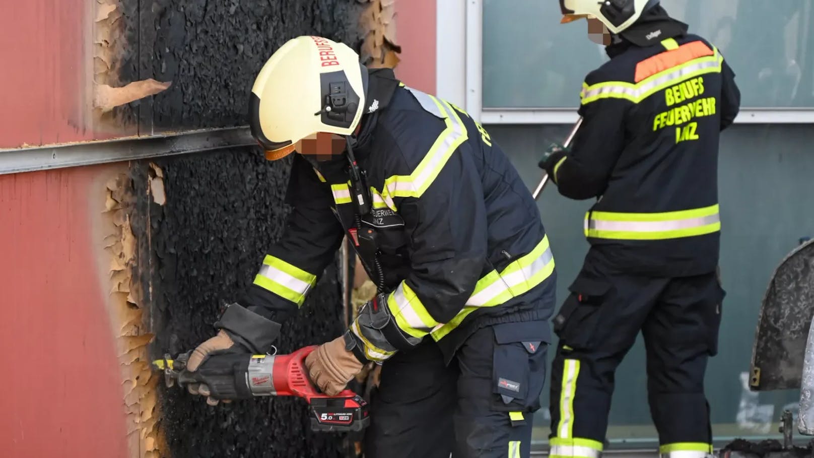 Die Berufsfeuerwehr öffnete sie zur Kontrolle.