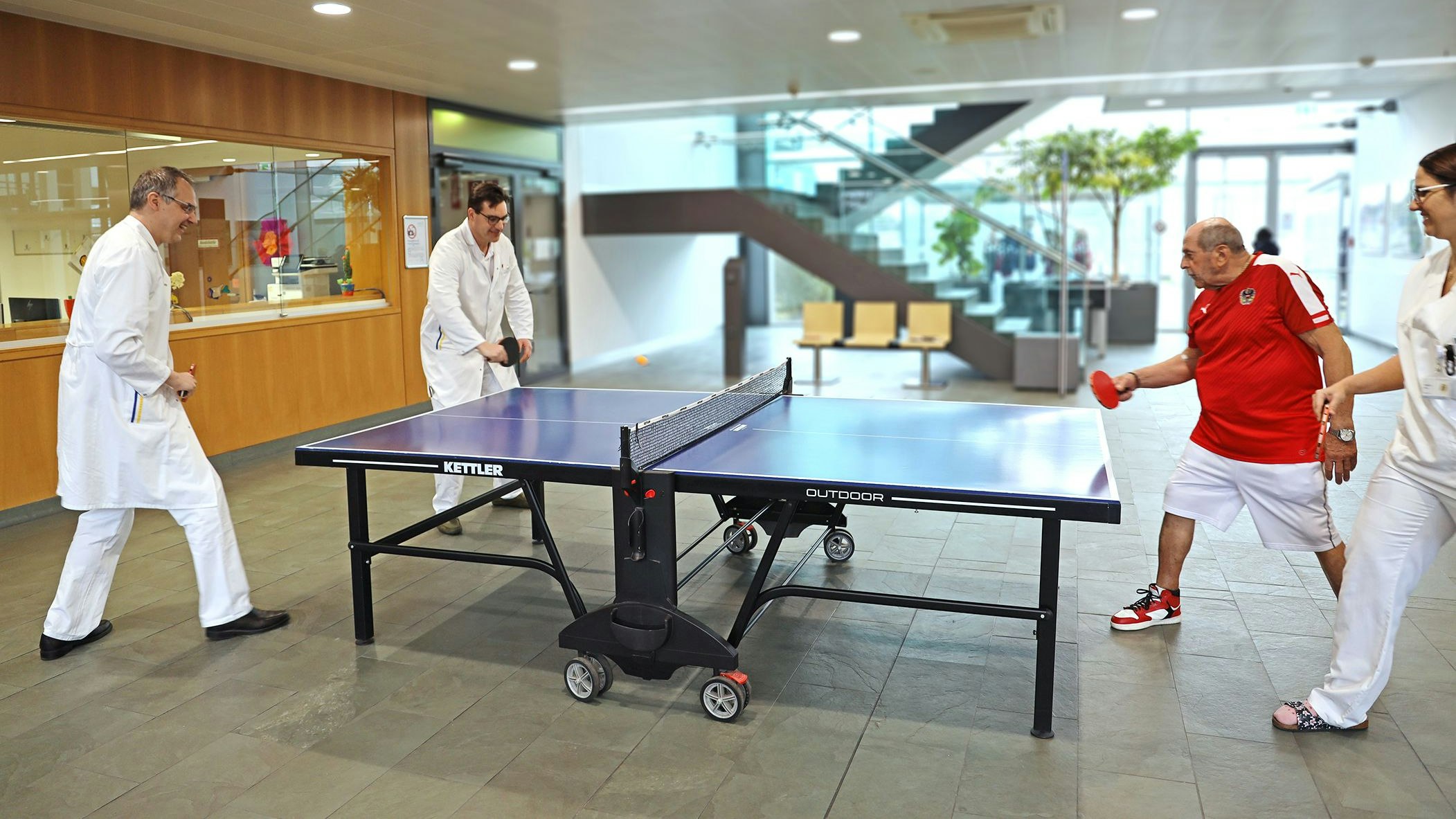 Dank der neuen Methode kann der Patient wieder Tischtennis spielen