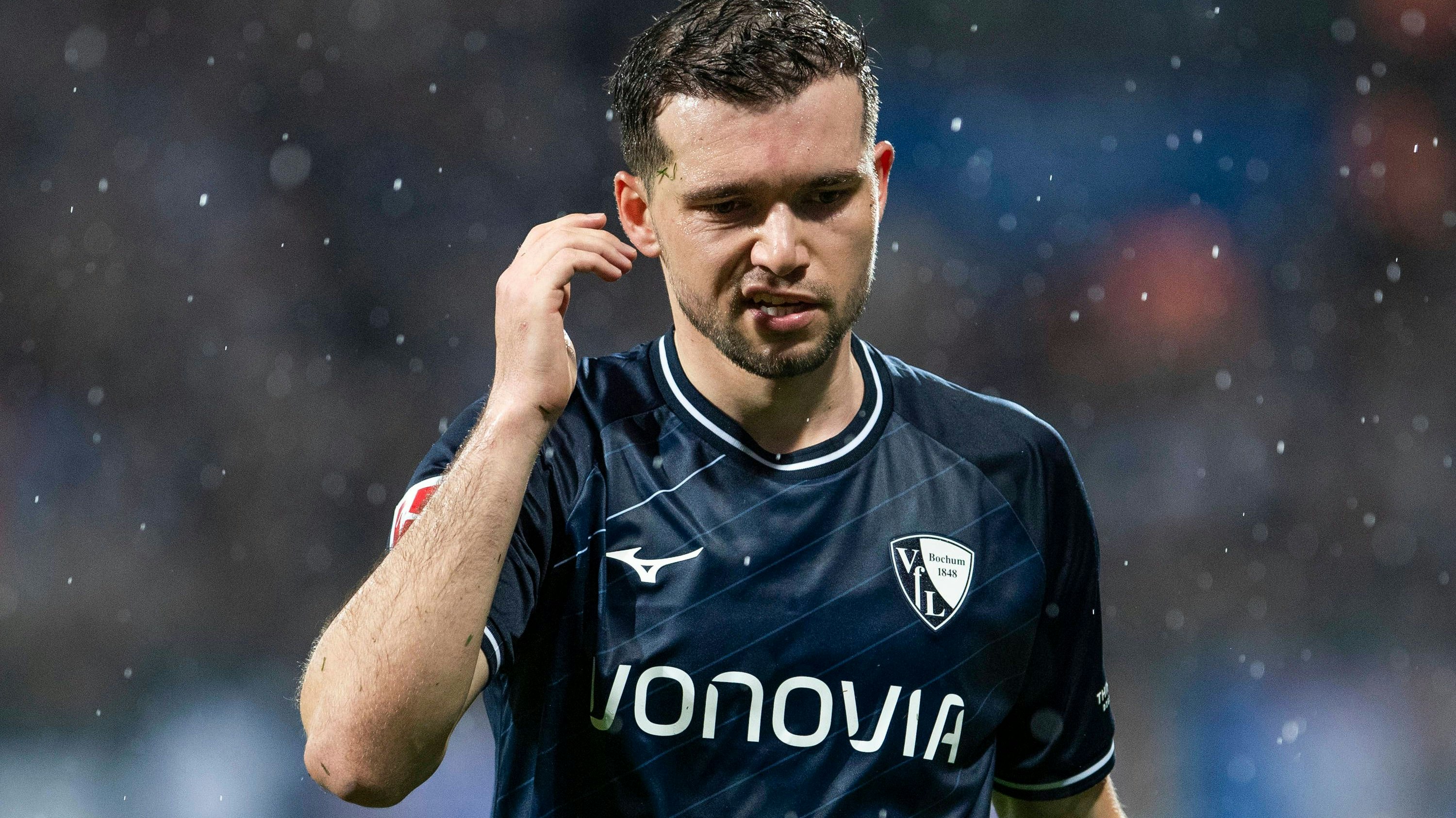 1. Fußball Bundesliga: VfL Bochum - SV Darmstadt 98 31.03.2024 Kevin Stöger VfL Bochum, 7. 1. Fußball Bundesliga, VfL Bochum - SV Darmstadt 98, Bundesliga, 27. Spieltag, am 31.03.2024, Vonovia-Ruhrstadion, Bochum DFL regulations prohibit any use of photographs as image sequences and/or quasi-video *** 1 Soccer Bundesliga VfL Bochum SV Darmstadt 98 31 03 2024 Kevin Stöger VfL Bochum, 7 1 Soccer Bundesliga, VfL Bochum SV Darmstadt 98, Bundesliga, 27 Matchday, on 31 03 2024, Vonovia Ruhrstadion, Bochum DFL regulations prohibit any use of photographs as image sequences and or quasi video Copyright: xBEAUTIFULxSPORTS/Meuselx