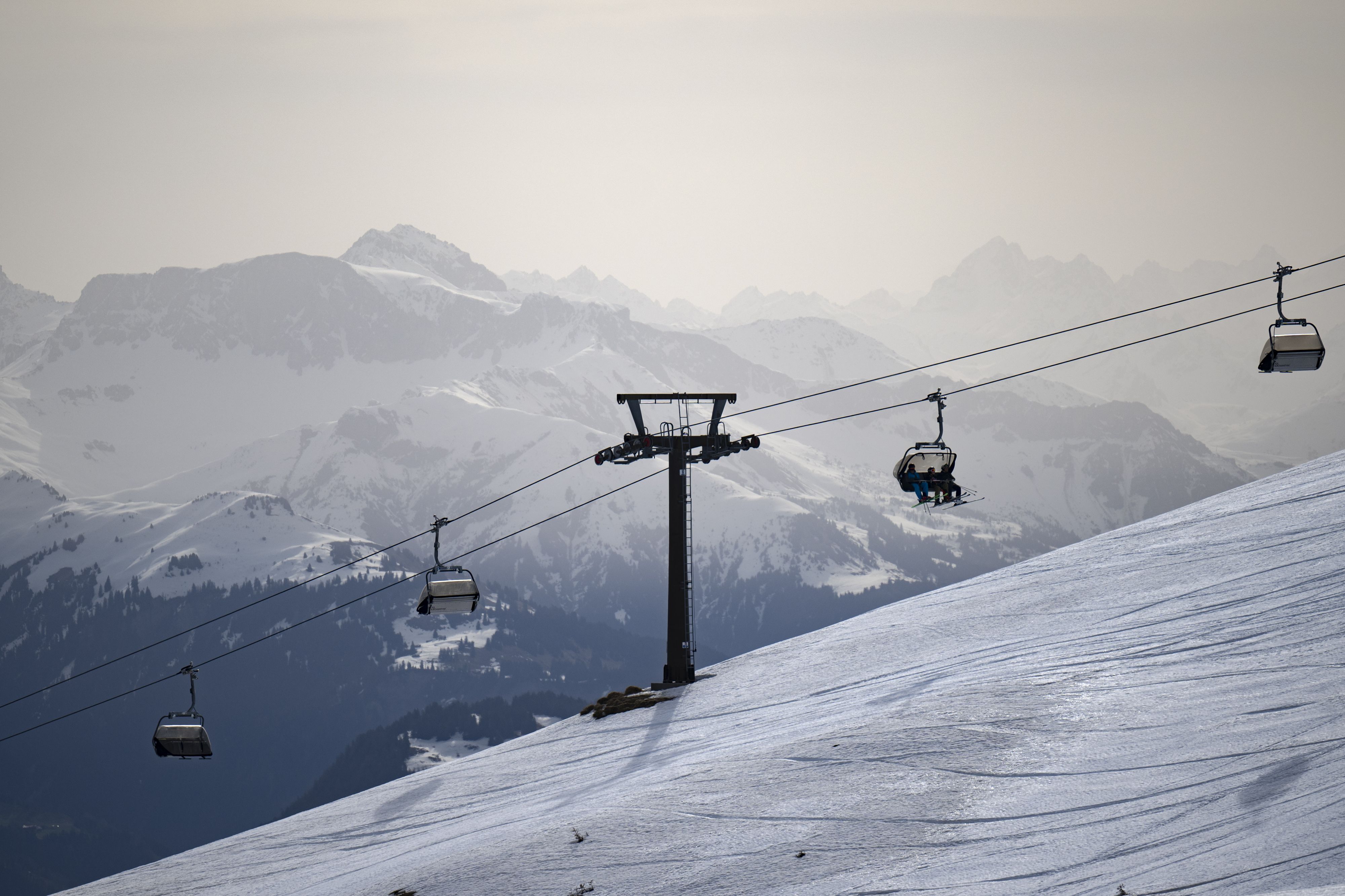 Skifahrer genießen den letzten Tag der Saison auf der Piste am Pizol, während Saharastaub die Luft eintrübt. Sonntag, 7. April 2024, im Schweizerischen Bad Ragaz.