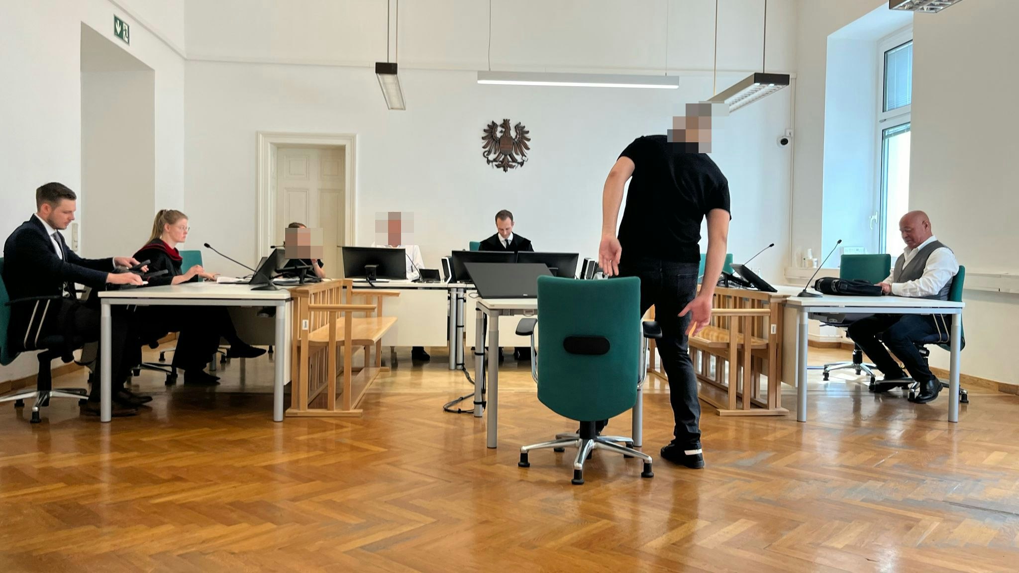 Der angeklagte Ex-Verkäufer (m.) gestand, die Mobiltelefone gestohlen zu haben.