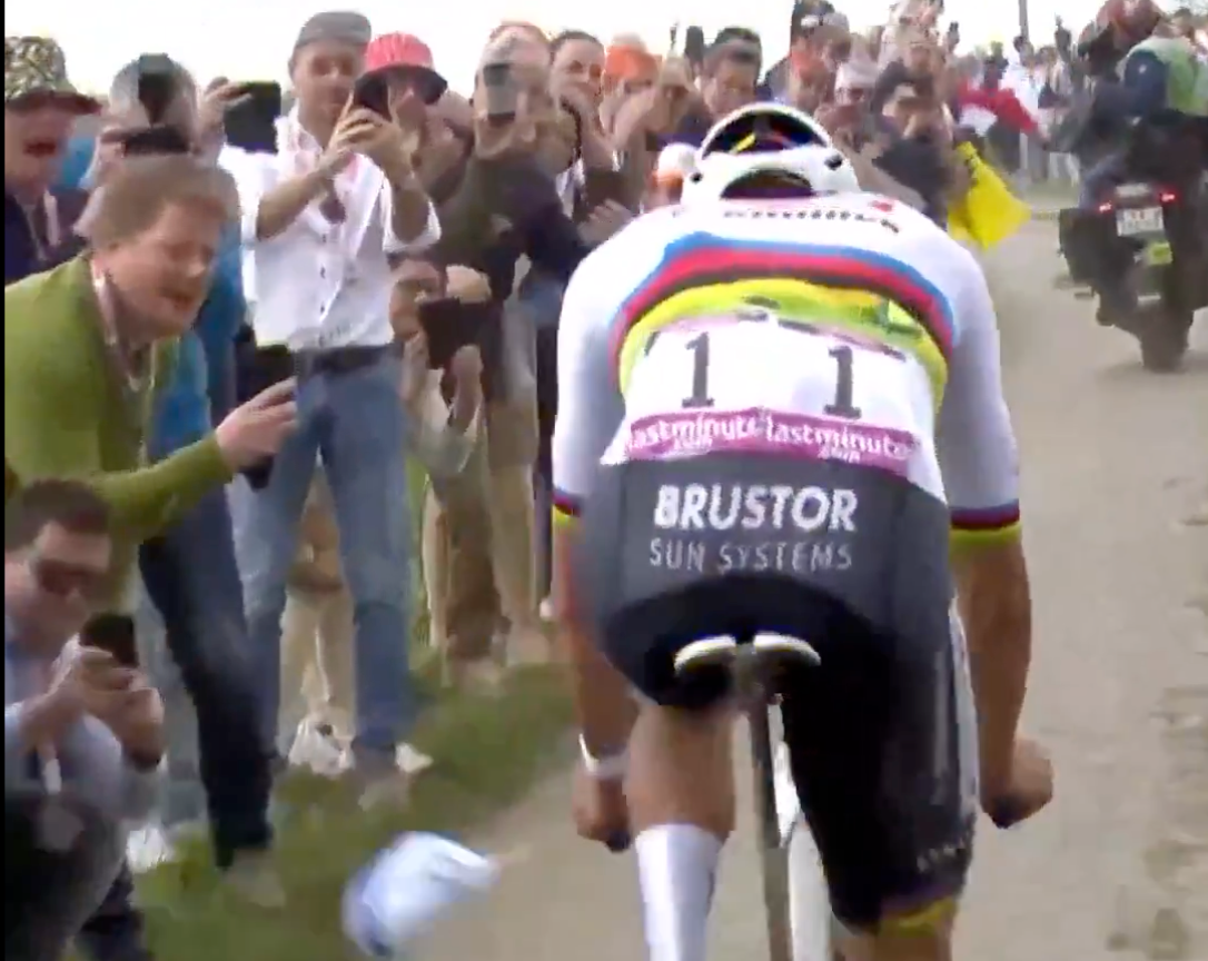 Mathieu van der Poel wird mit einem Kapperl beworfen. Es verfehlt seine Speichen nur knapp.