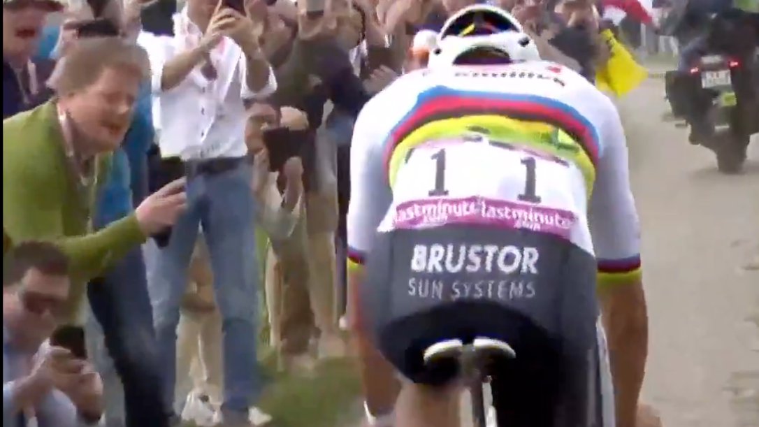 Mathieu van der Poel wird mit einem Kapperl beworfen. Es verfehlt seine Speichen nur knapp.